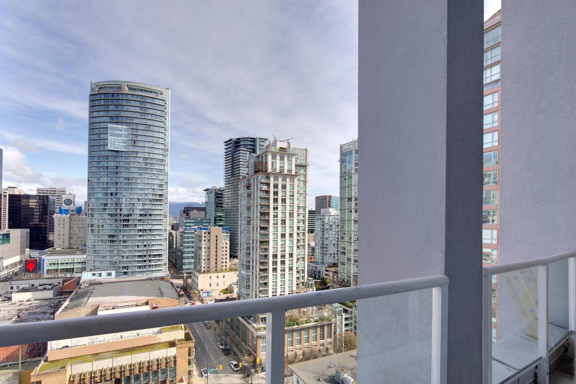 Two-story Loft With A High-rises View And Rooftop Deck