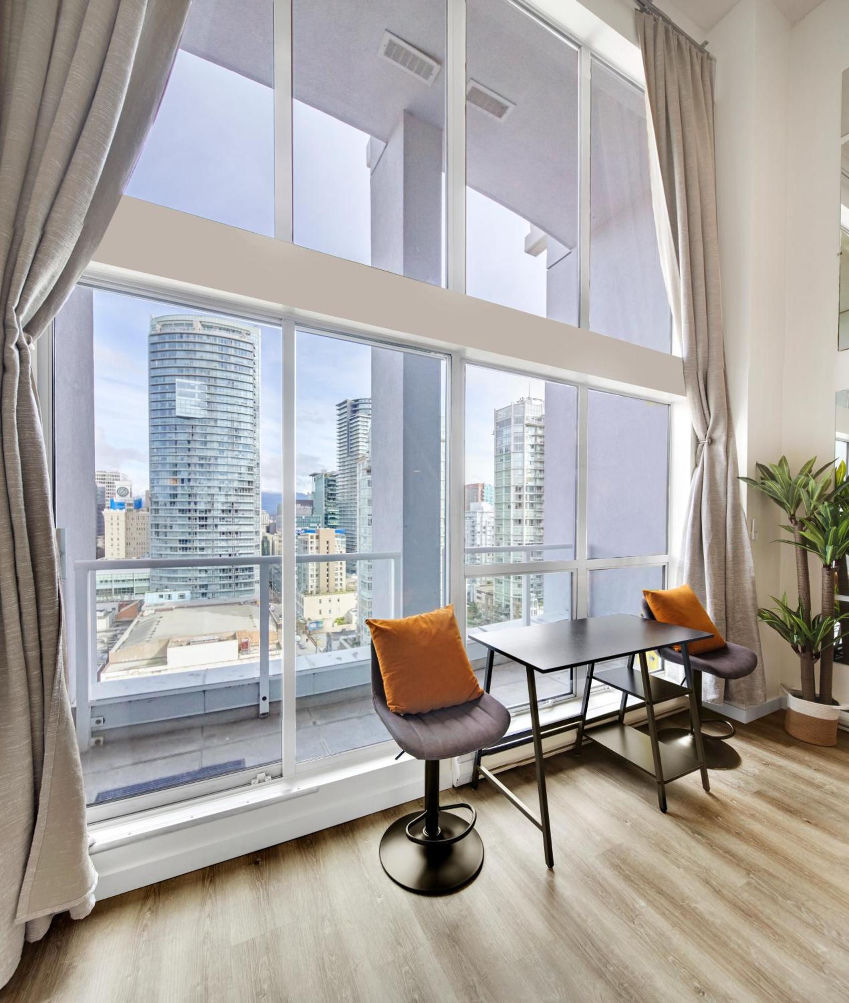 Two-story Loft With A High-rises View And Rooftop Deck Vancouver