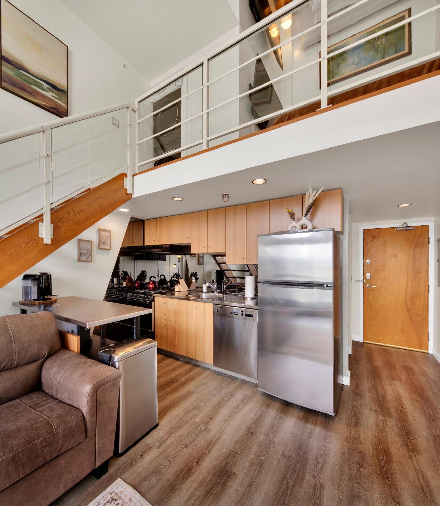 Two-story Loft With A High-rises View And Rooftop Deck * Vancouver