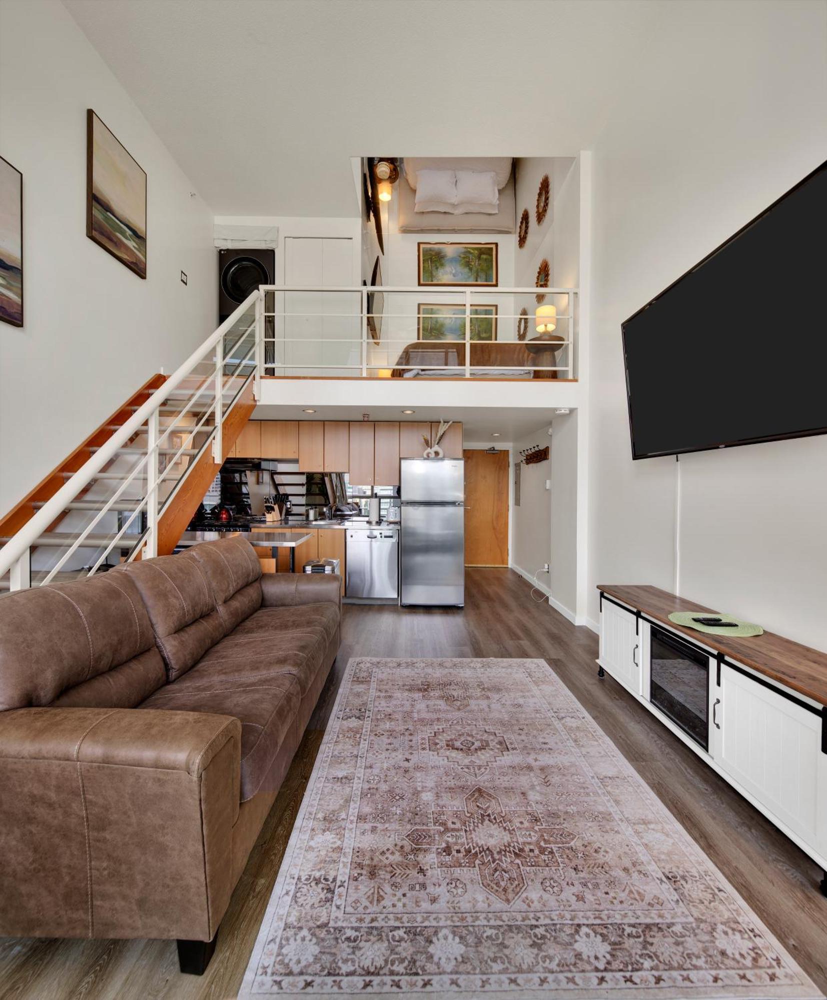 Apartment Two-story Loft With A High-rises View And Rooftop Deck