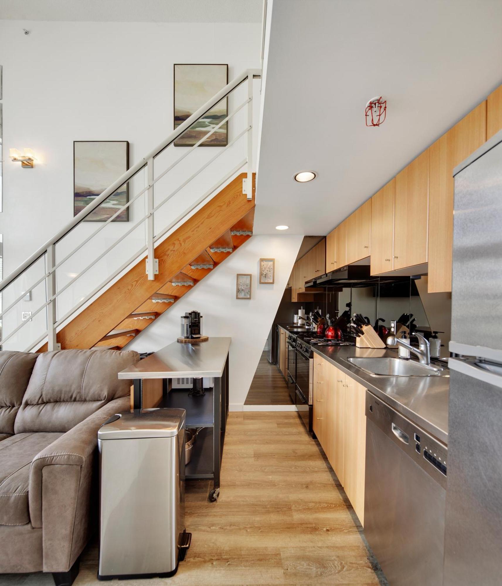 Two-story Loft With A High-rises View And Rooftop Deck Apartment