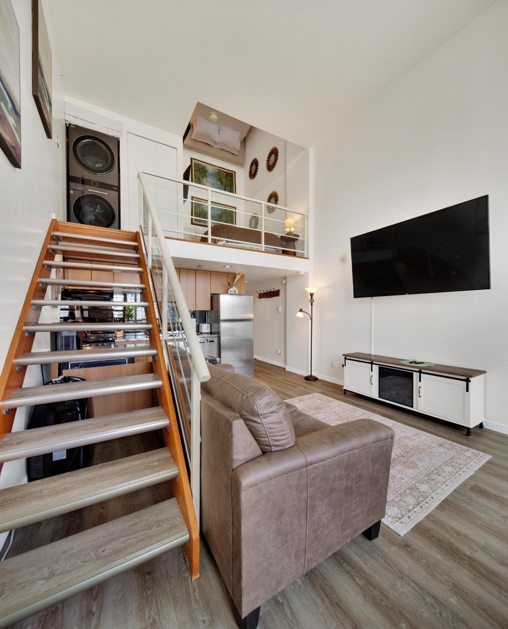 Apartment Two-story Loft With A High-rises View And Rooftop Deck