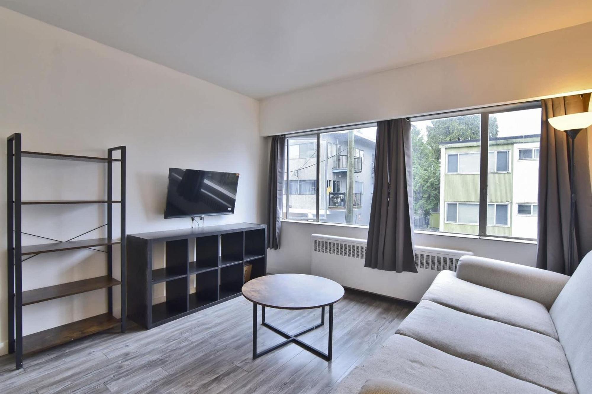 Apartment Family In Downtown Vancouver