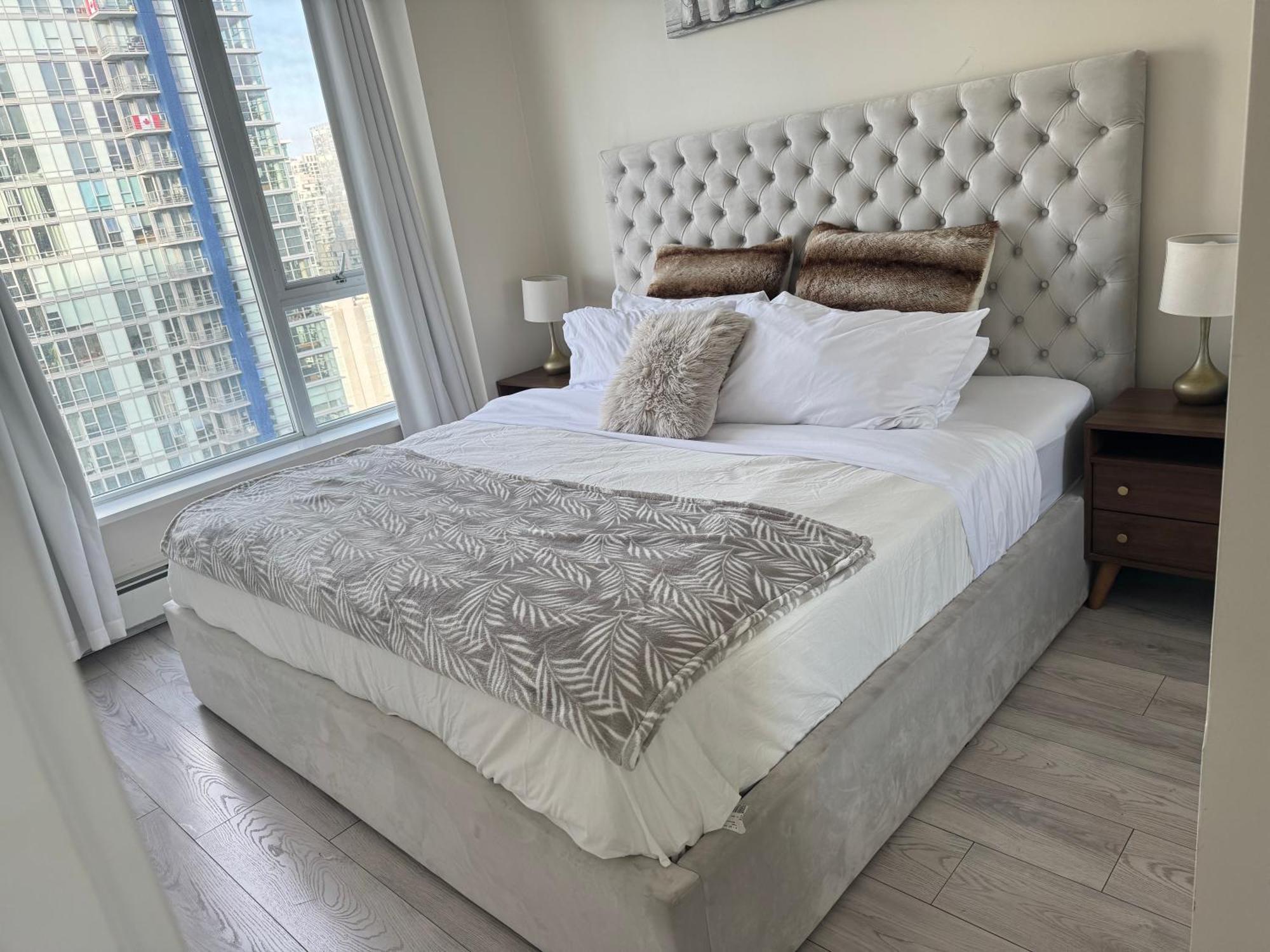 Downtown Water View Condo: Modern 2br With Ac And Parking Apartment *