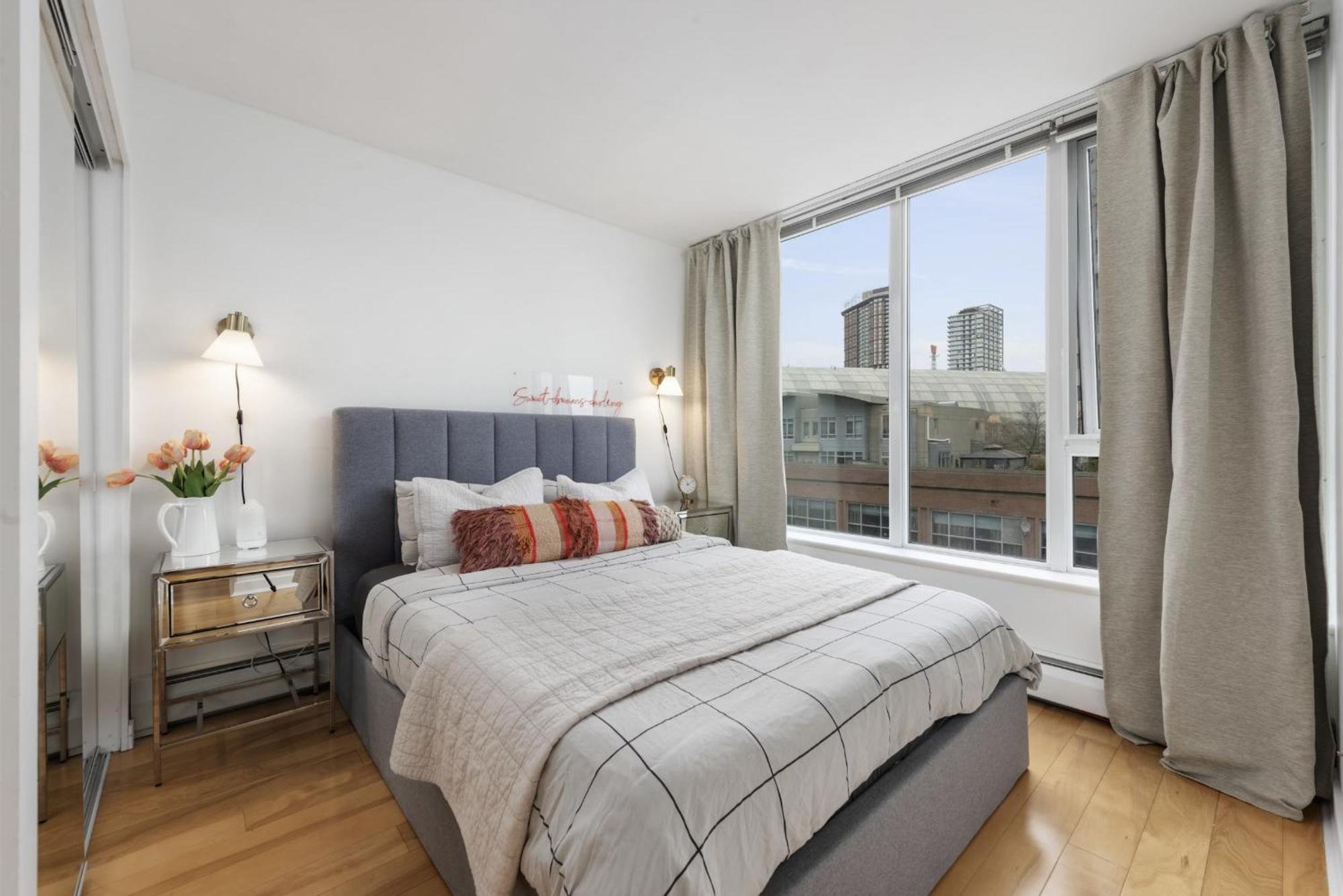 Lovely One-bedroom With Pool, Hot Tub, And Gym In The Heart Of Downtown, Skytrain 3min Away * Vancouver