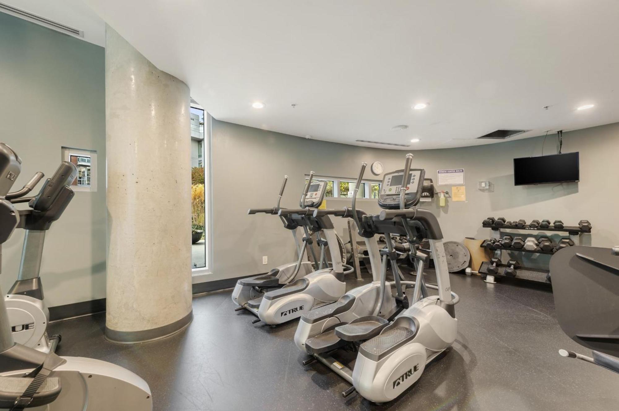 Lovely One-bedroom With Pool, Hot Tub, And Gym In The Heart Of Downtown, Skytrain 3min Away