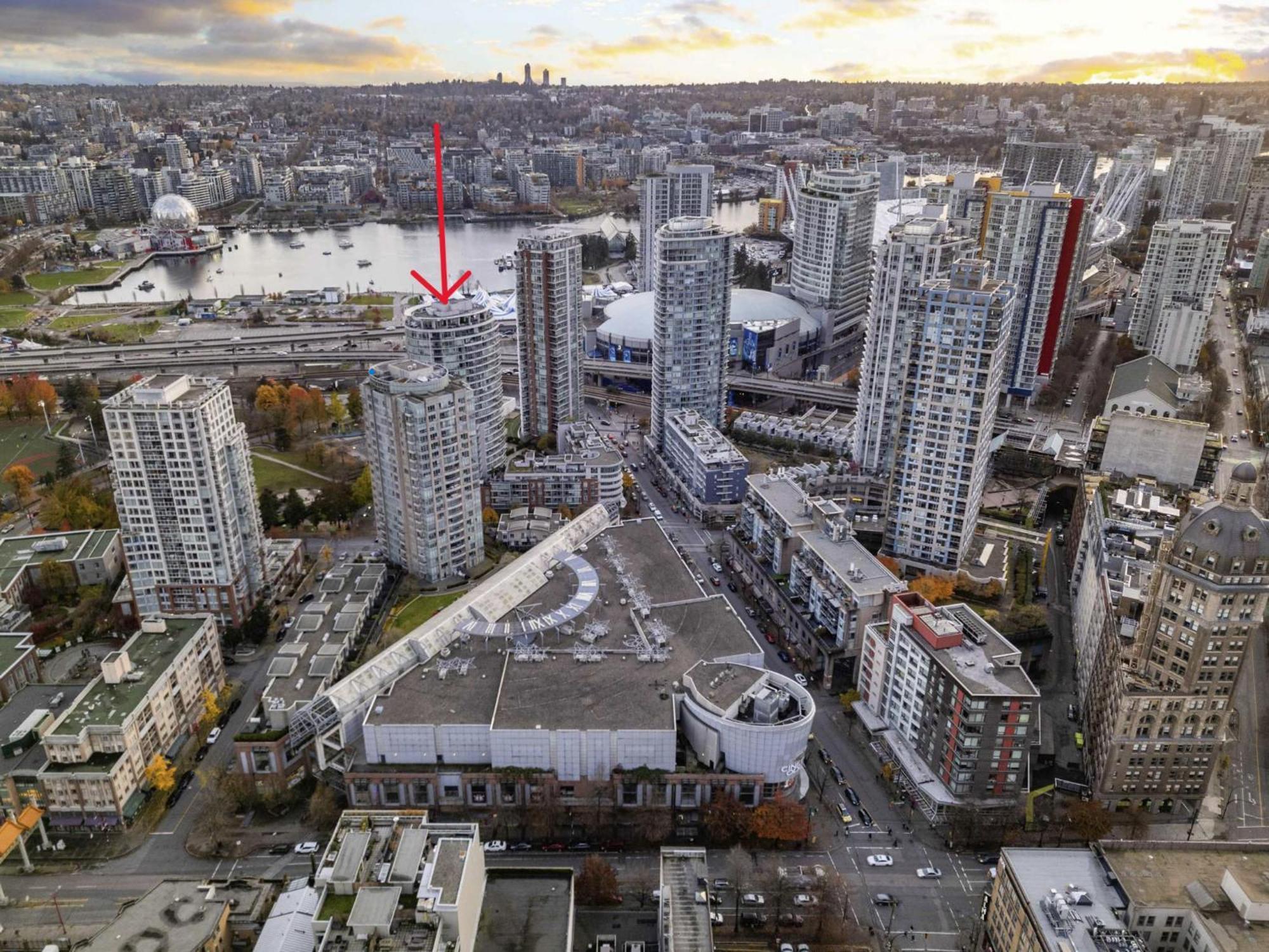 Lovely One-bedroom With Pool, Hot Tub, And Gym In The Heart Of Downtown, Skytrain 3min Away Apartment