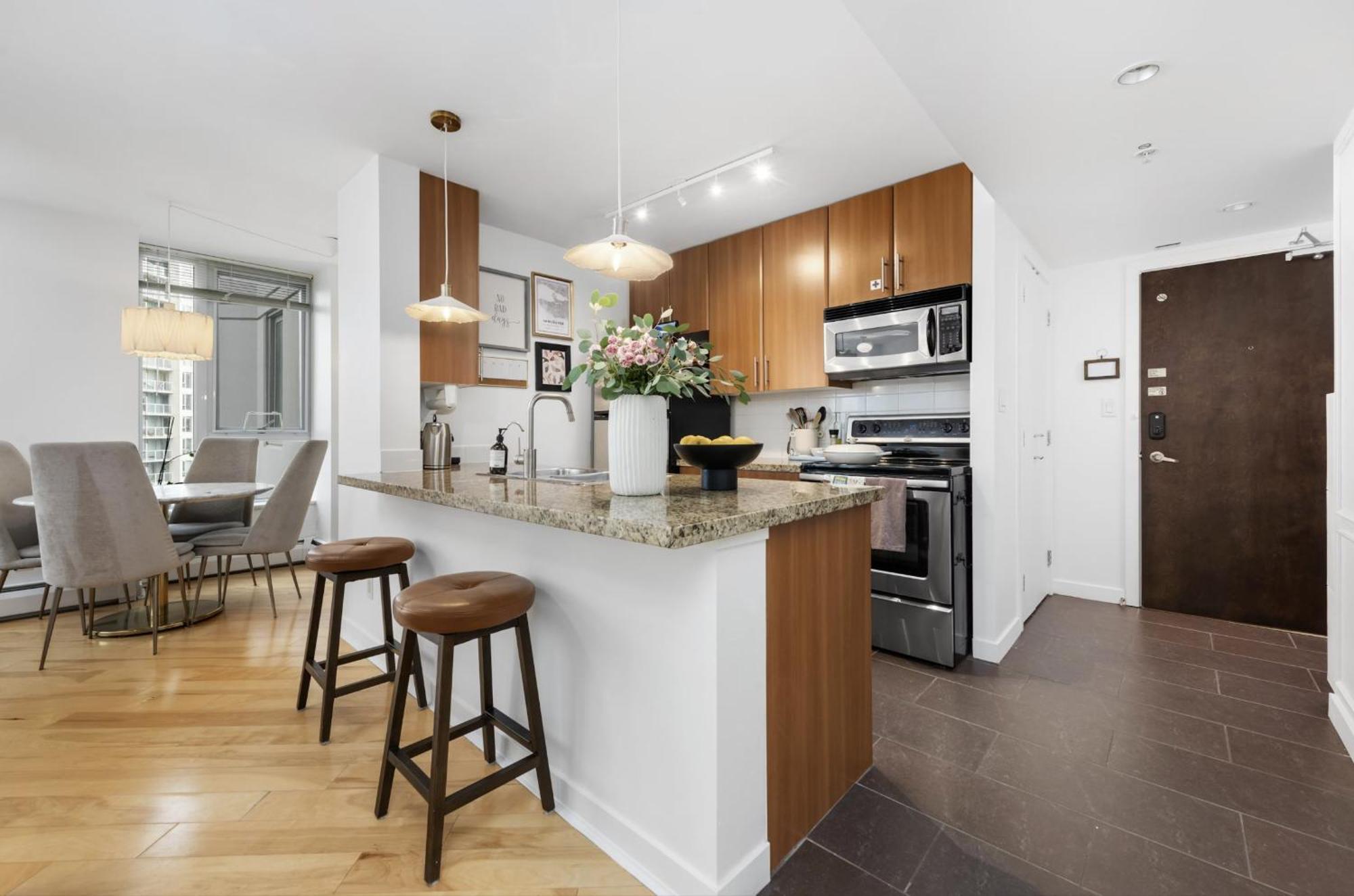 Apartment Lovely One-bedroom With Pool, Hot Tub, And Gym In The Heart Of Downtown, Skytrain 3min Away