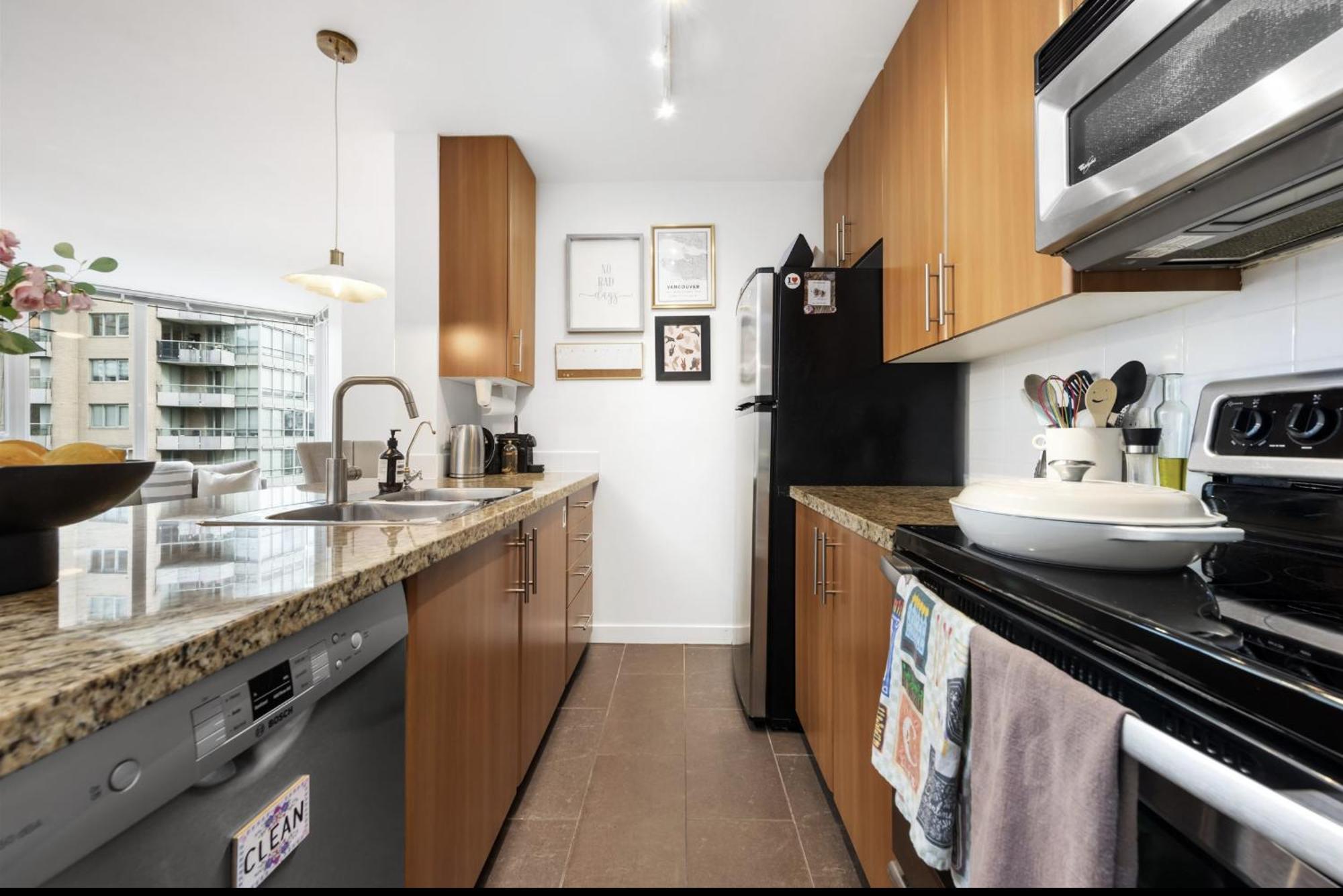 Lovely One-bedroom With Pool, Hot Tub, And Gym In The Heart Of Downtown, Skytrain 3min Away Apartment Vancouver