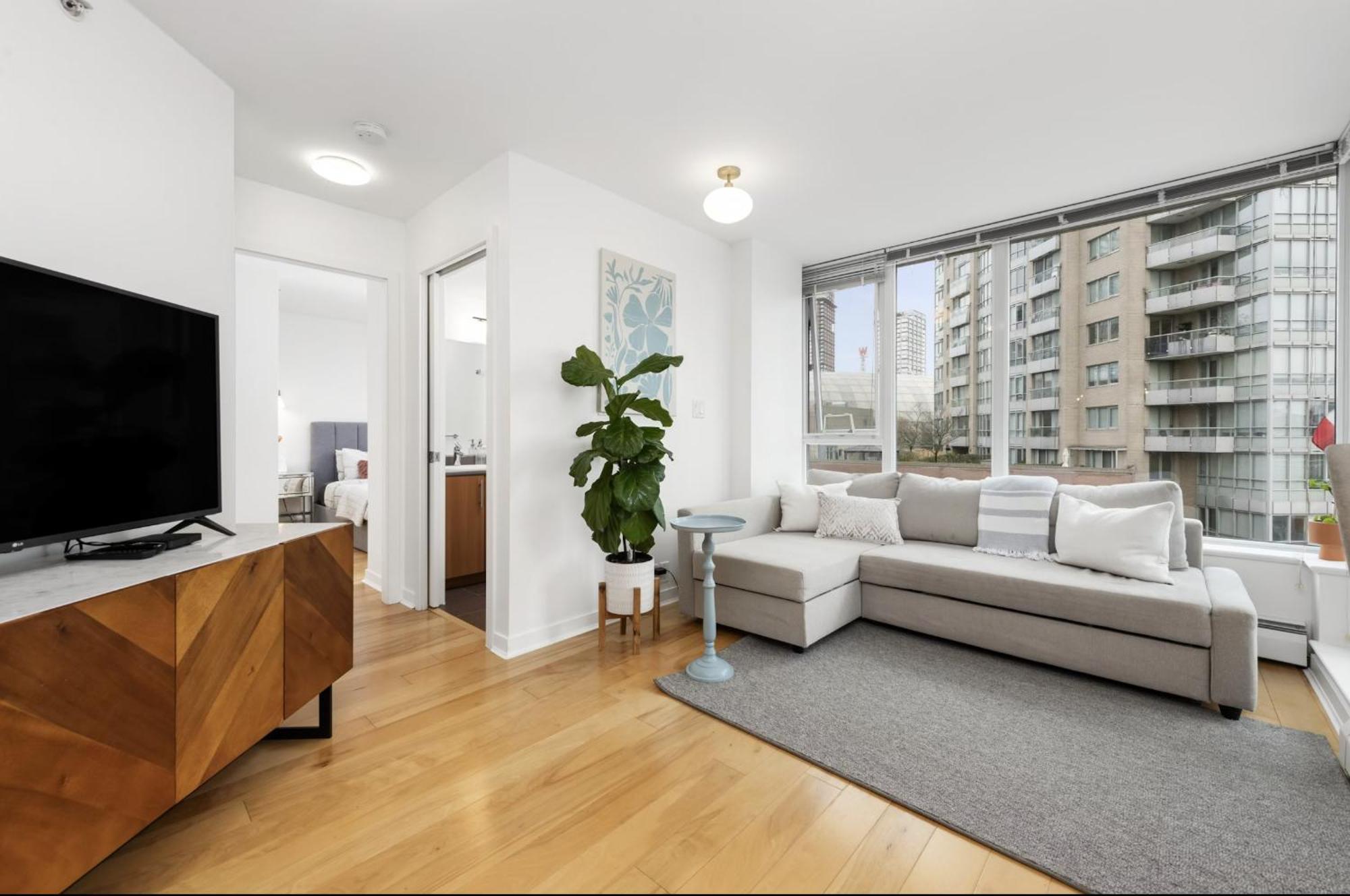 Lovely One-bedroom With Pool, Hot Tub, And Gym In The Heart Of Downtown, Skytrain 3min Away *