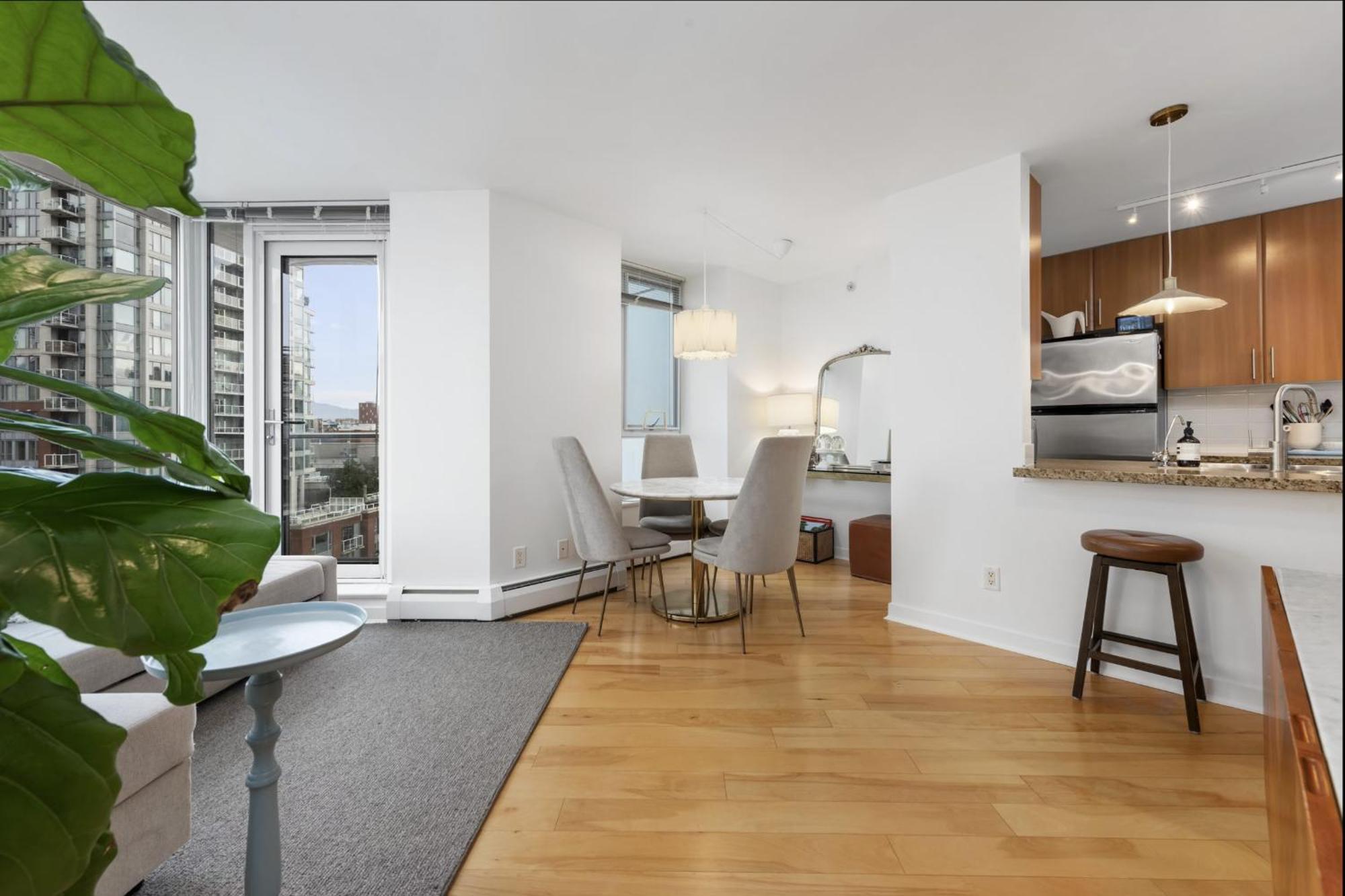 Lovely One-bedroom With Pool, Hot Tub, And Gym In The Heart Of Downtown, Skytrain 3min Away Vancouver