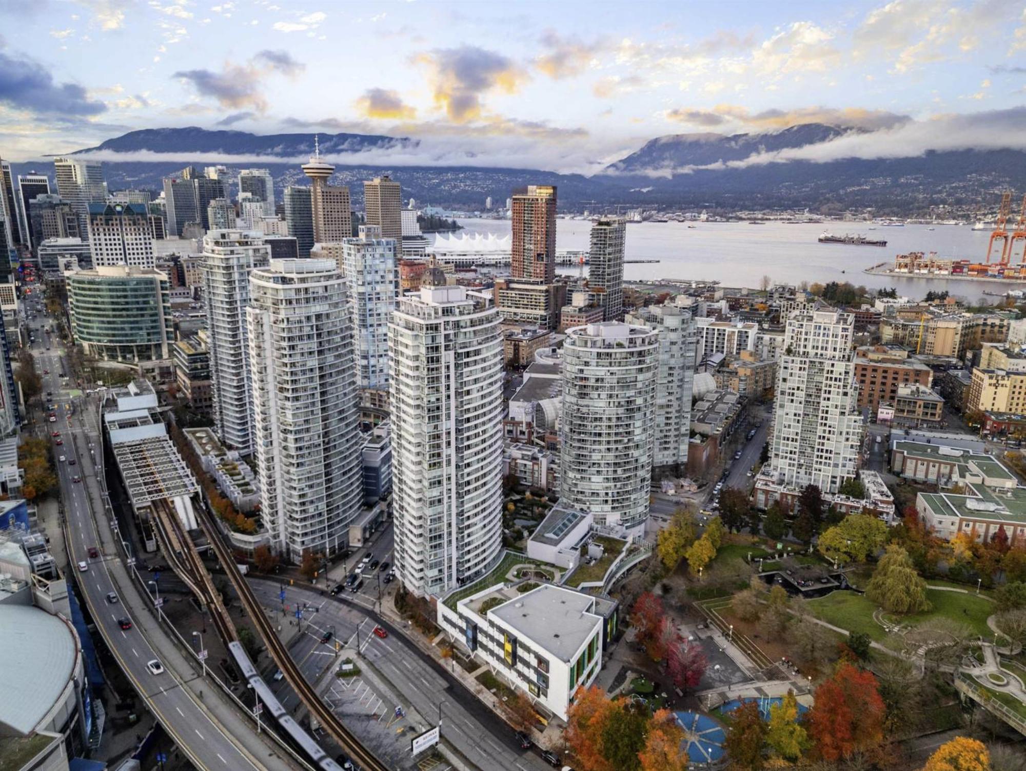 Lovely One-bedroom With Pool, Hot Tub, And Gym In The Heart Of Downtown, Skytrain 3min Away * Vancouver