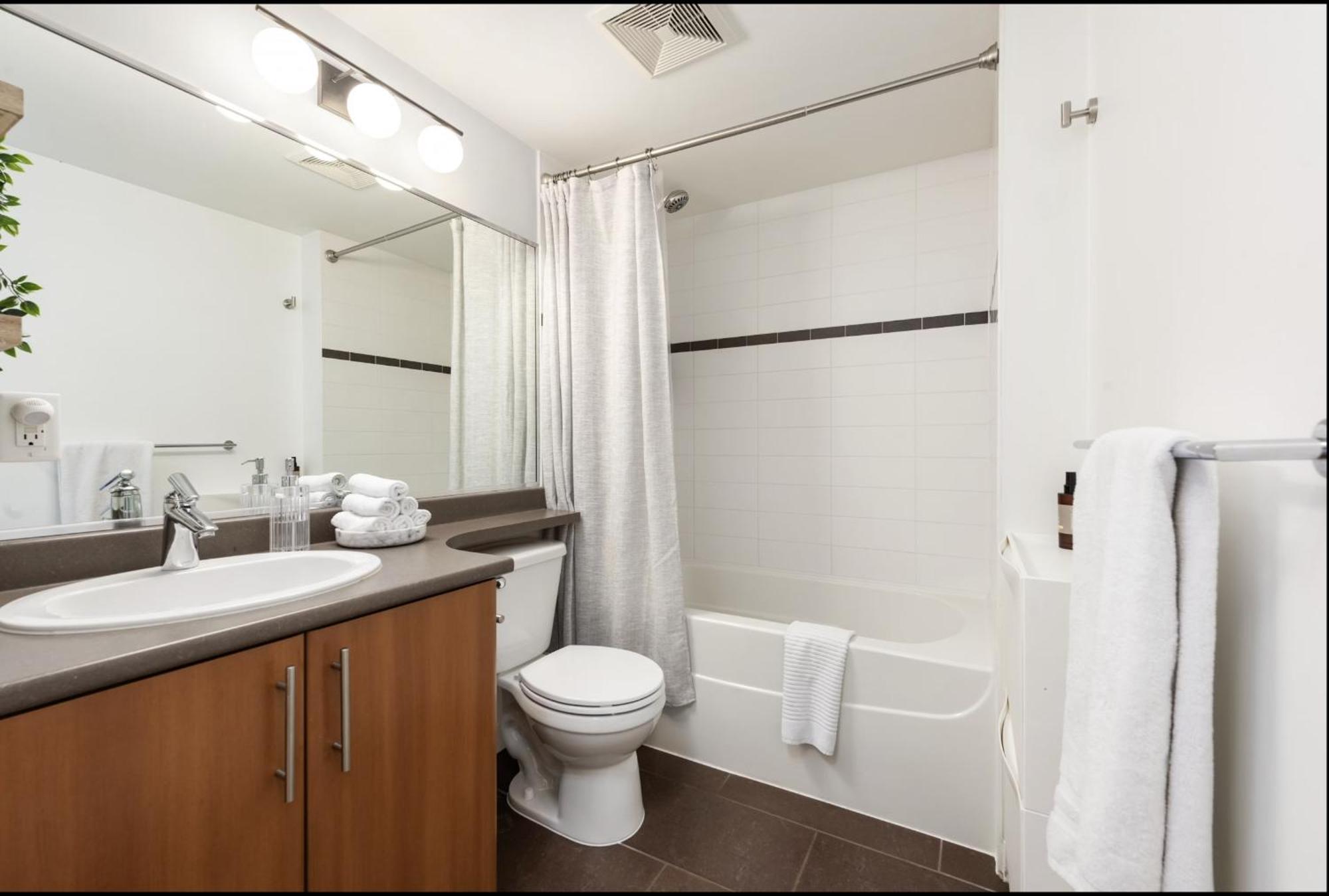Lovely One-bedroom With Pool, Hot Tub, And Gym In The Heart Of Downtown, Skytrain 3min Away *