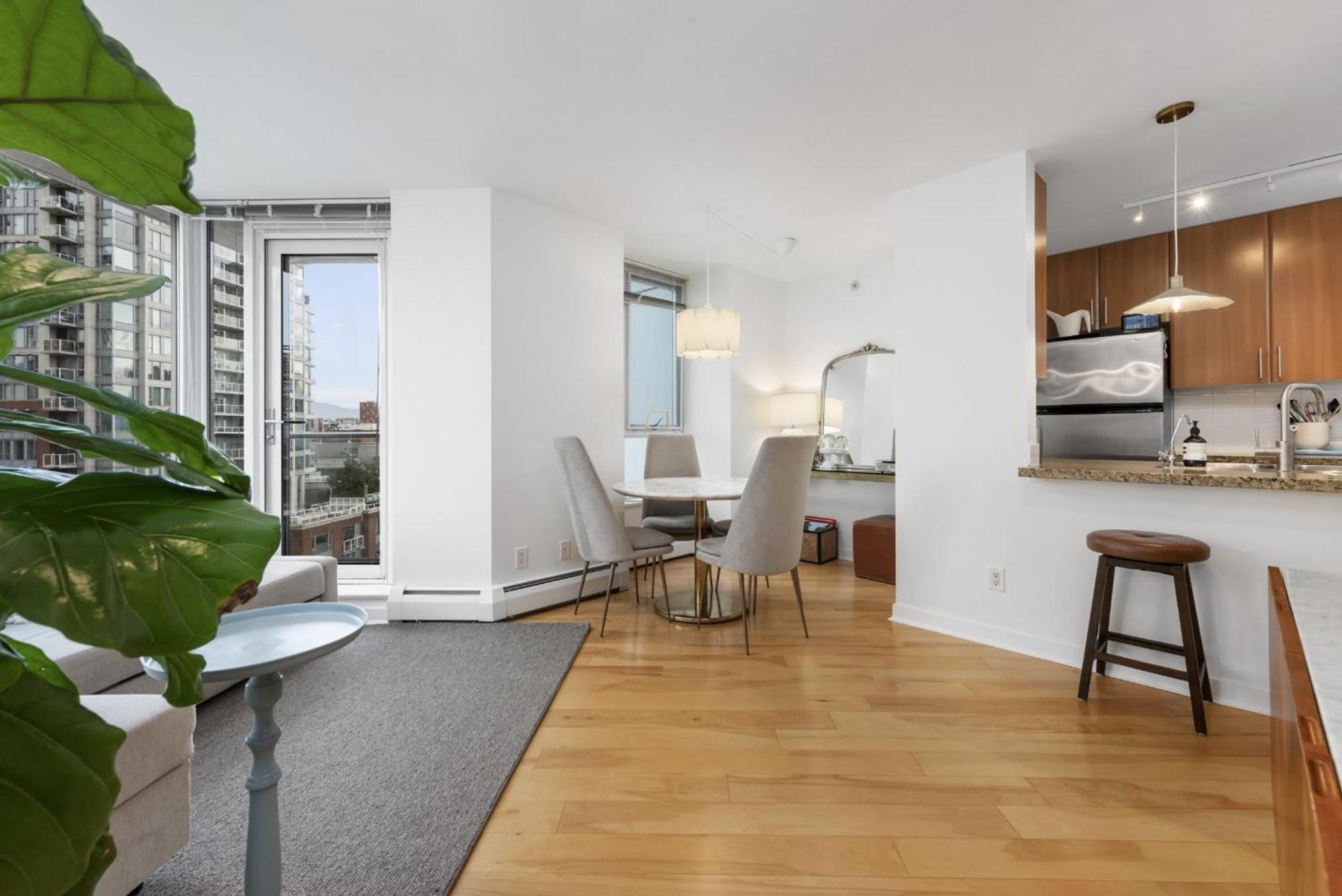 Lovely One-bedroom With Pool, Hot Tub, And Gym In The Heart Of Downtown, Skytrain 3min Away Vancouver