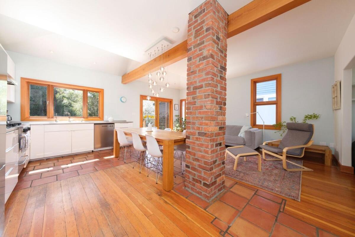 Cozy Heritage Near Main St Apartment *