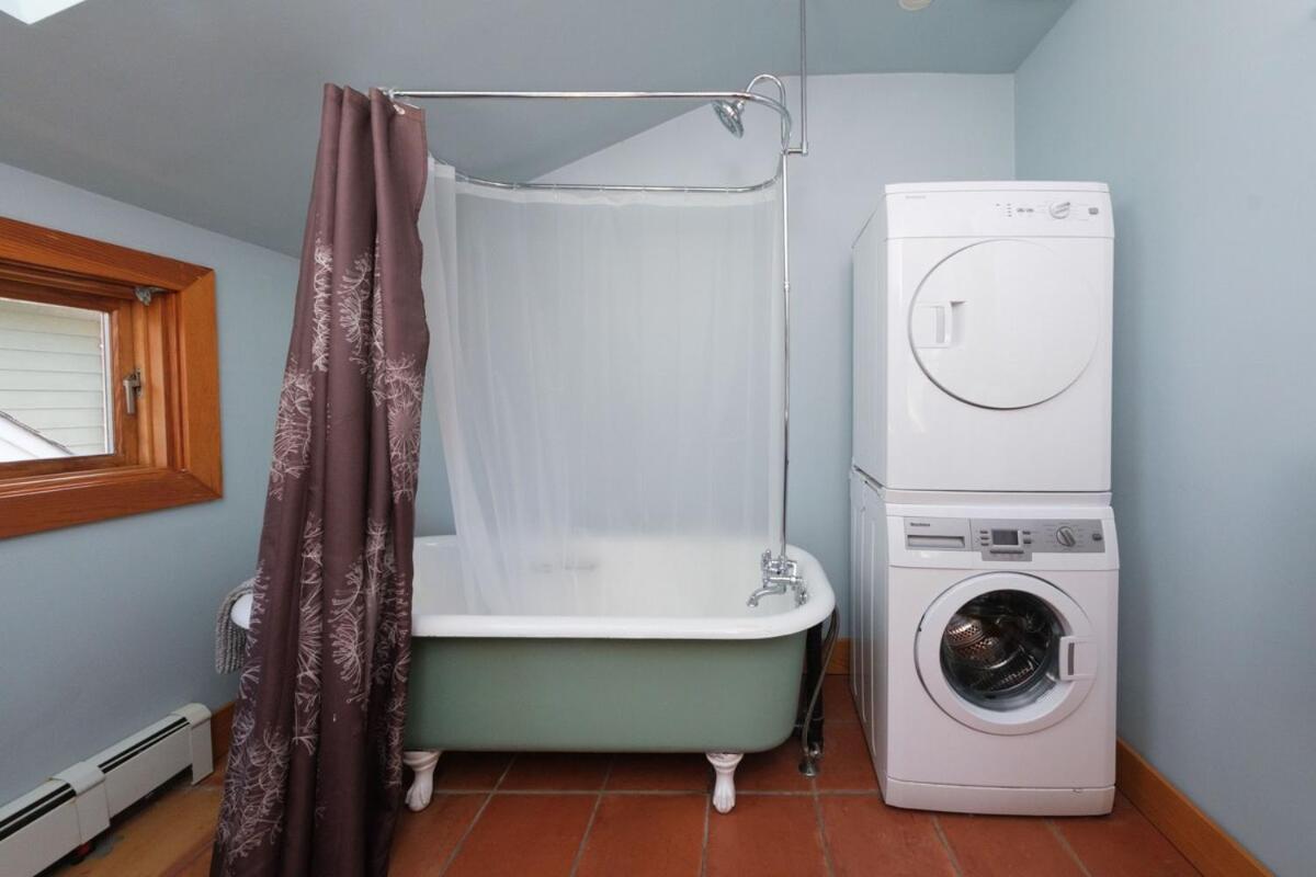 Cozy Heritage Near Main St Apartment *
