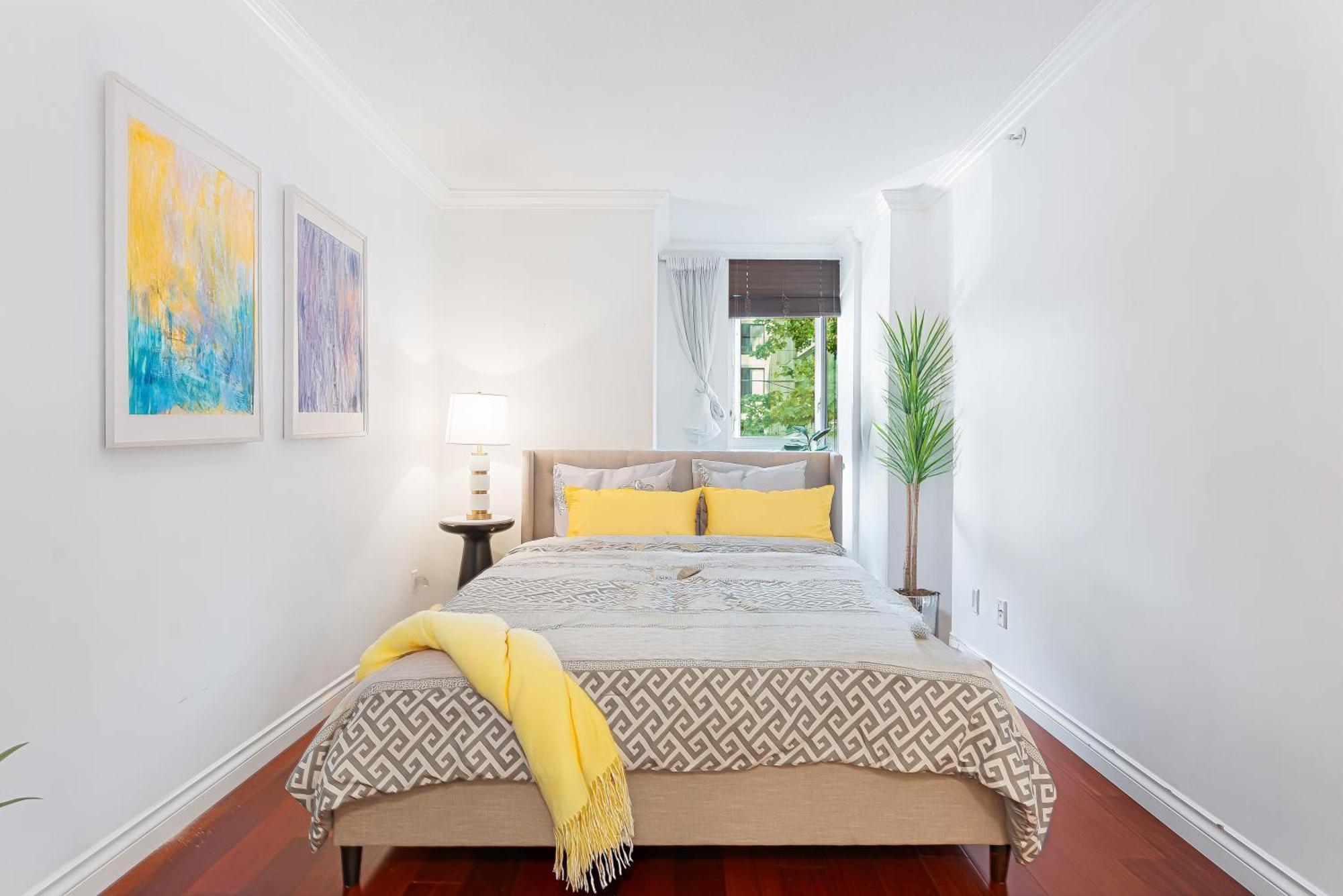 Modern 2 Bedroom Retreat In Coal Harbour Steps To Seawall