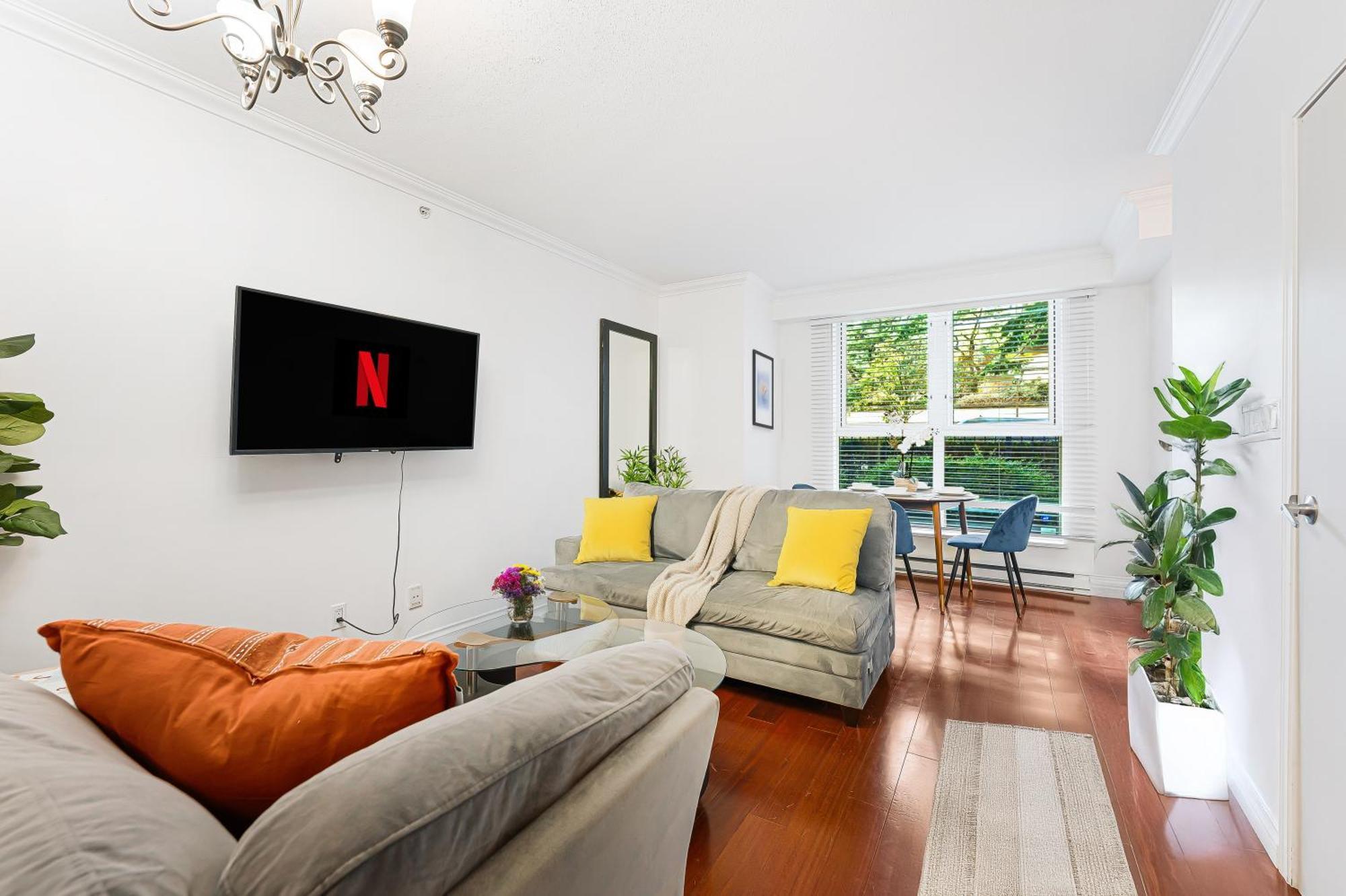 Modern 2 Bedroom Retreat In Coal Harbour Steps To Seawall Vancouver