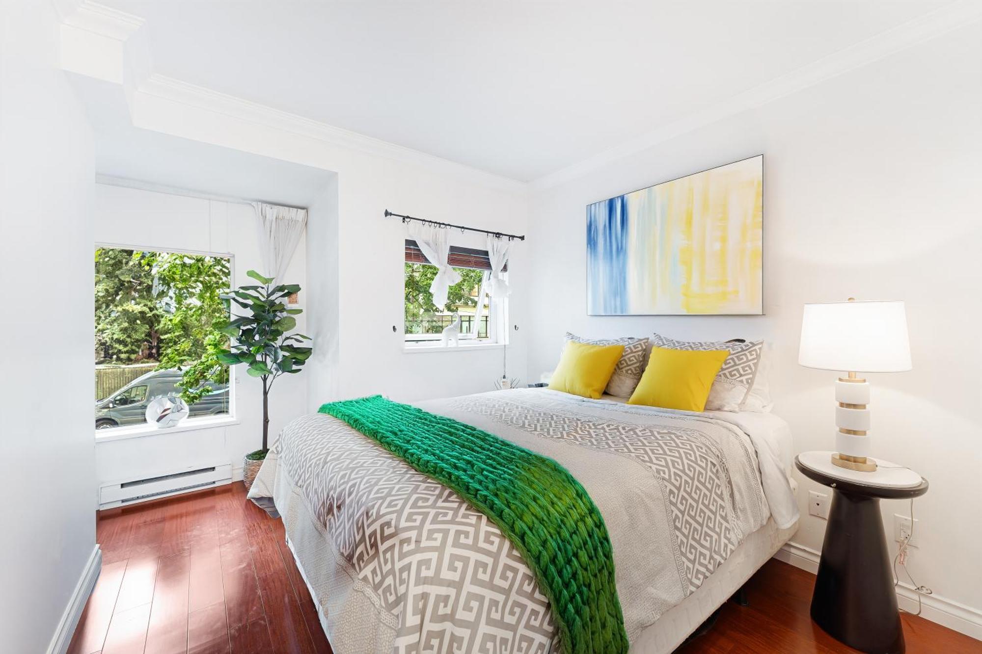 Modern 2 Bedroom Retreat In Coal Harbour Steps To Seawall