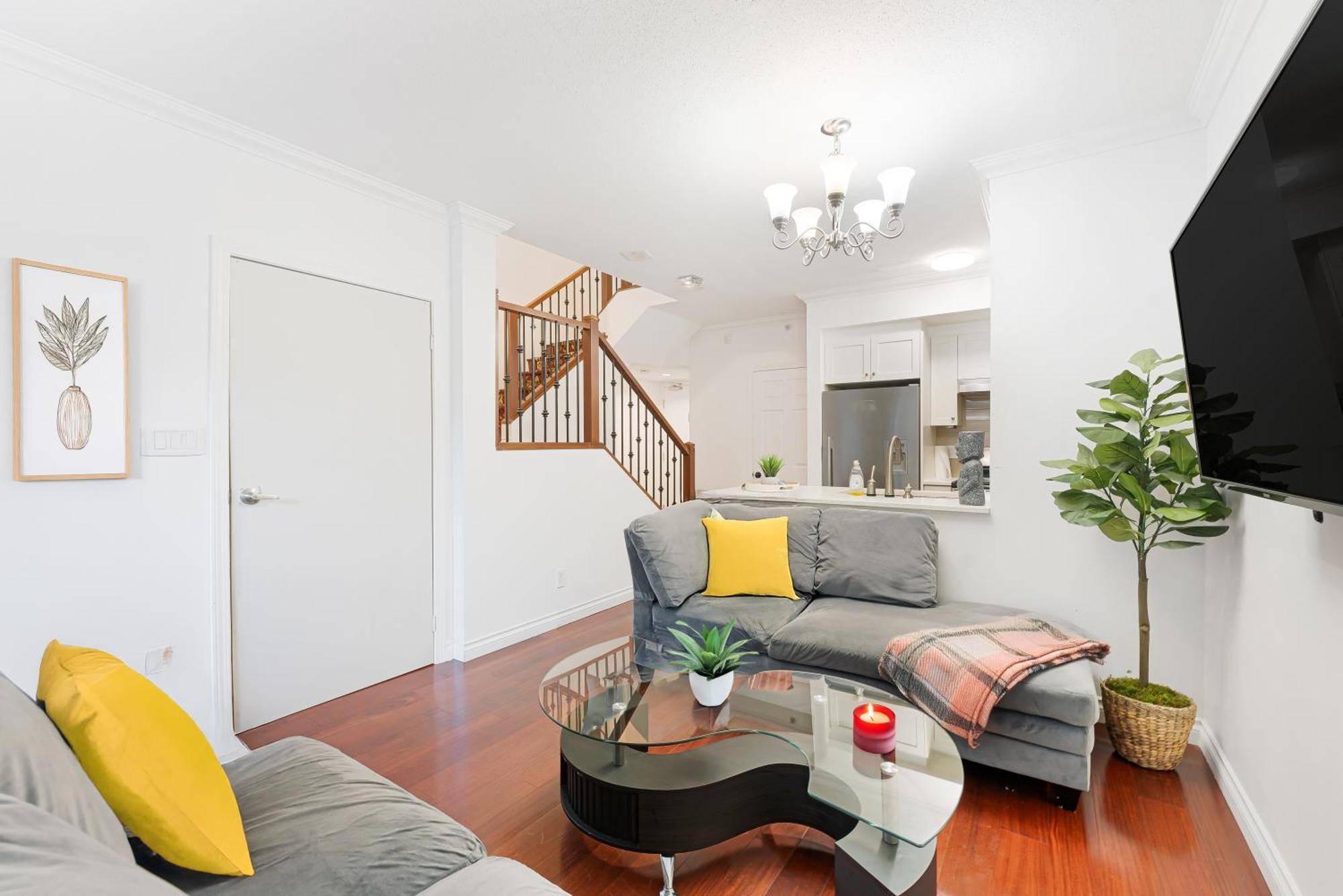 Apartment Modern 2 Bedroom Retreat In Coal Harbour Steps To Seawall *
