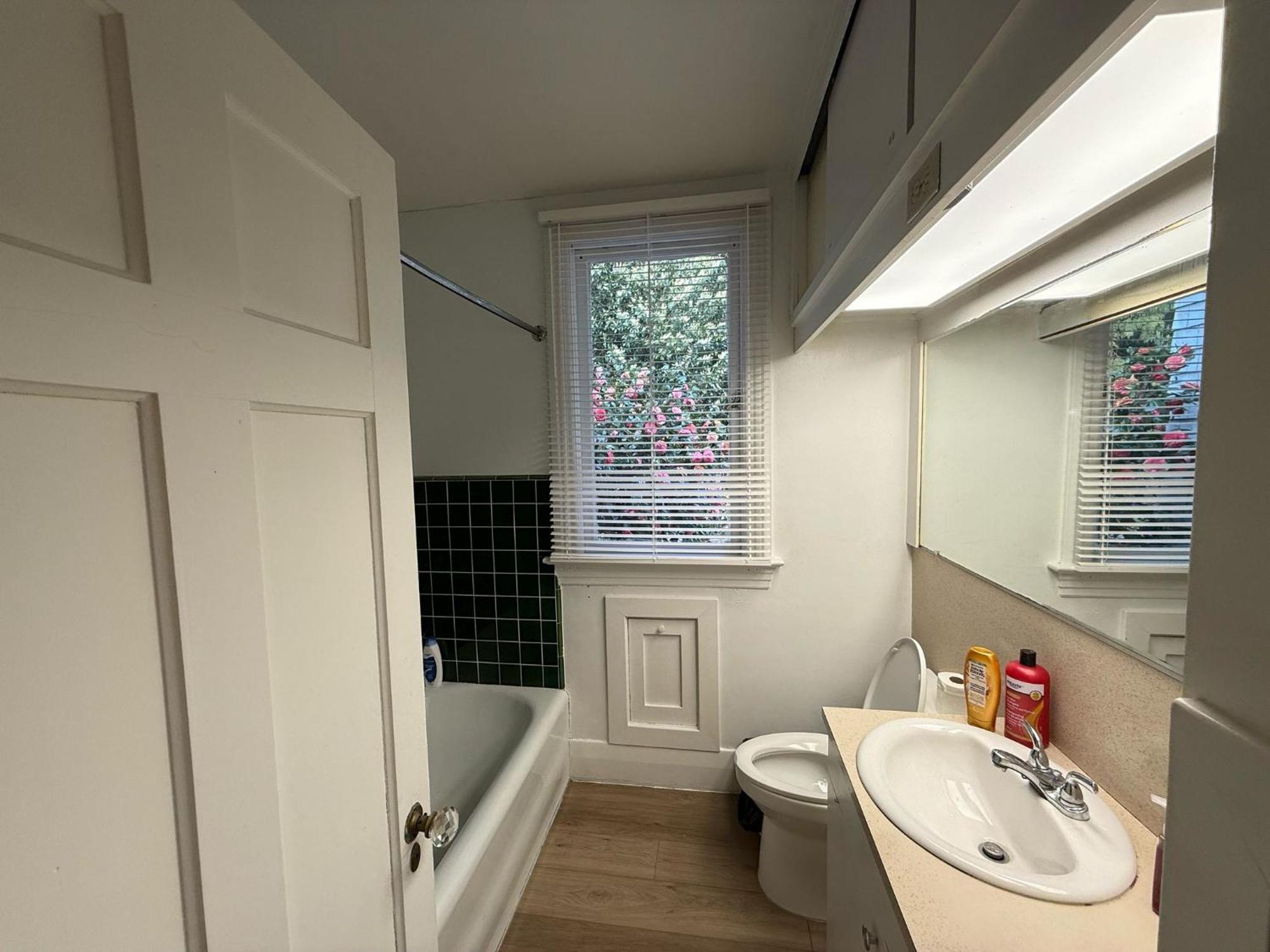 Private In Vancouver- Walk To Beautiful Kerrisdale Shopping Boulevard * Vancouver