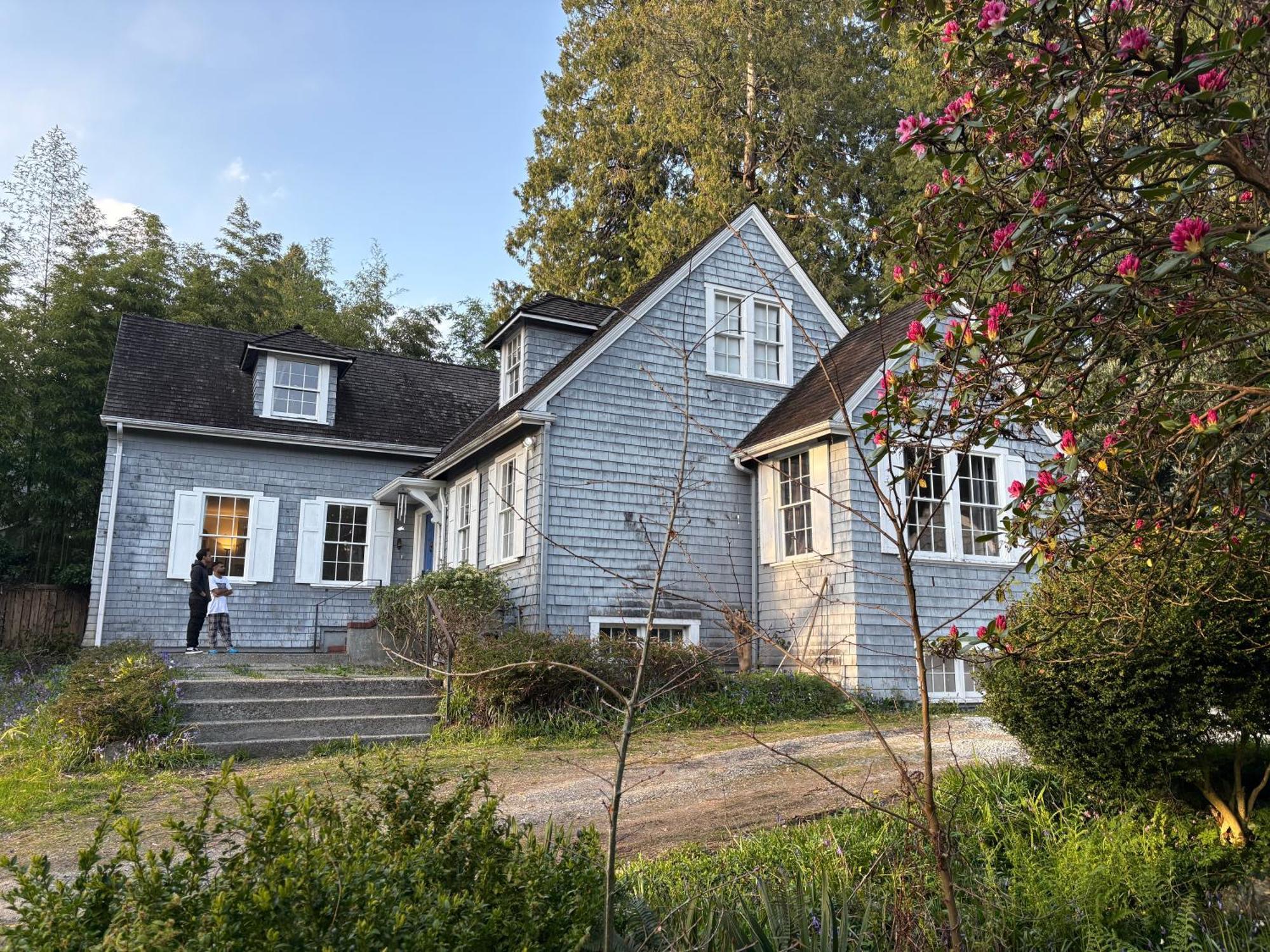 Private In Vancouver- Walk To Beautiful Kerrisdale Shopping Boulevard * Vancouver