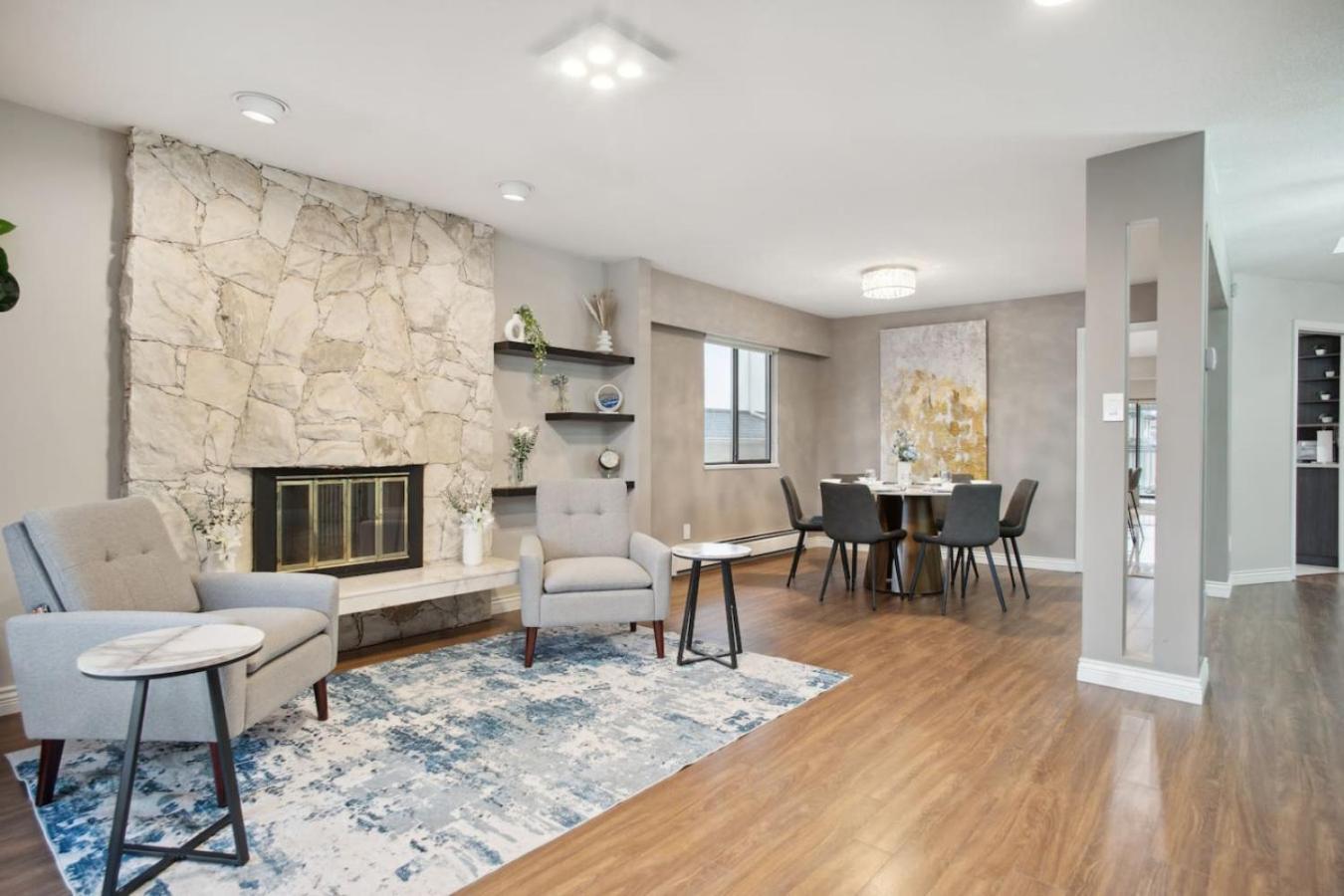 Large Multi-family Retreat With 2 Car Garage