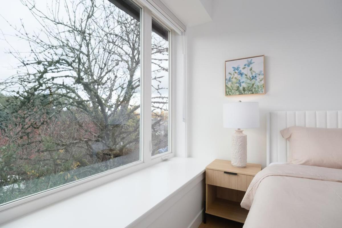 Apartment Brand New Spacious In Heart Of *