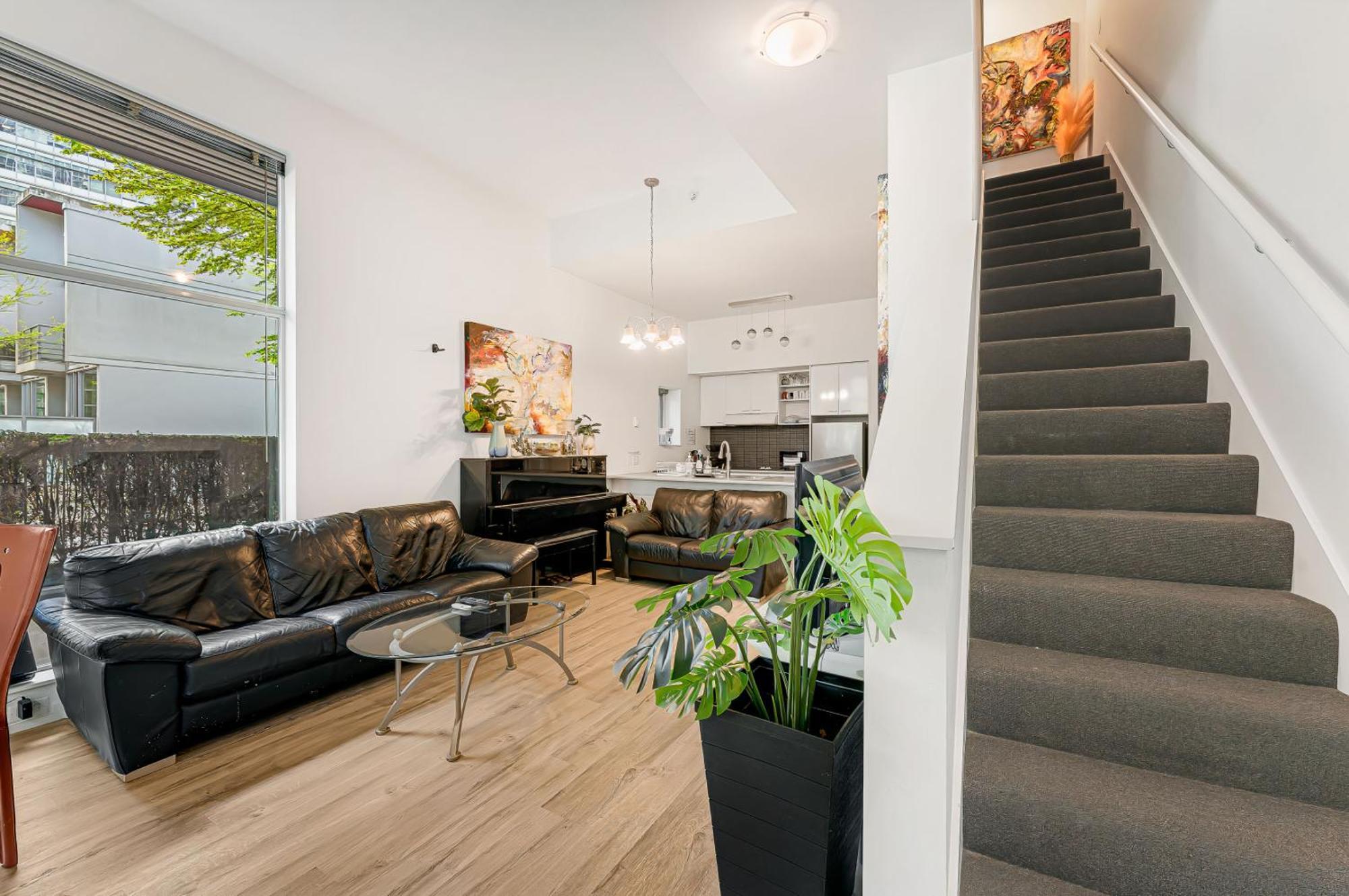 Stellar 3 Bedroom Duplex Downtown - Perfect Location * Vancouver