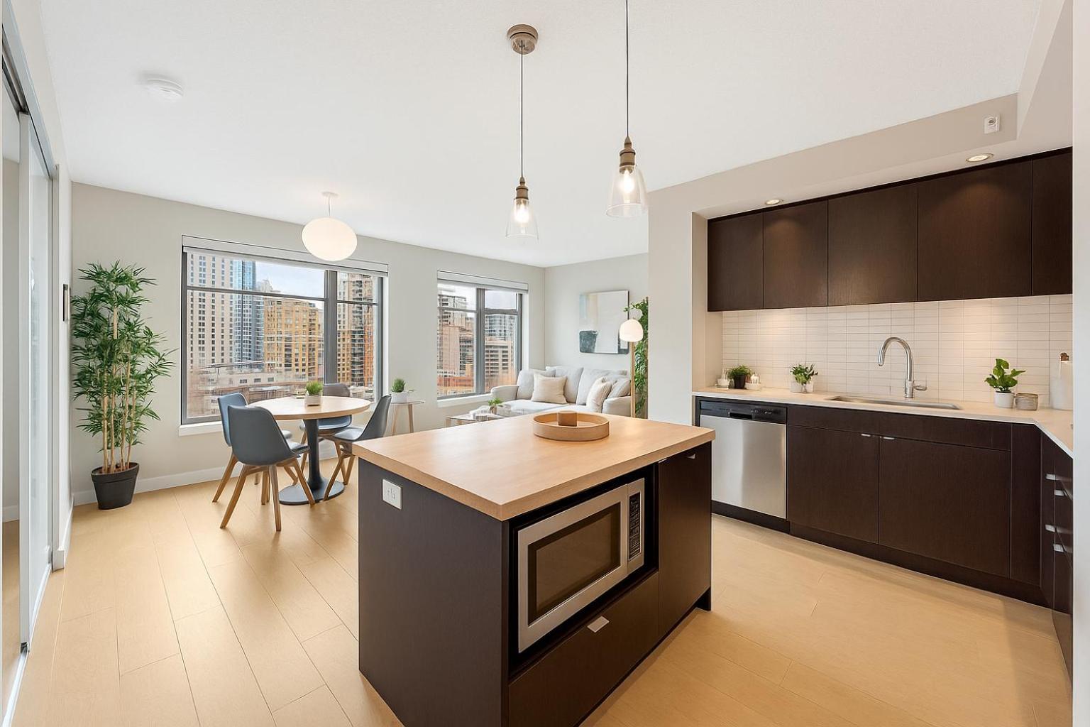 Bright And Elegant 2-bedroom Yaletown Steps From The Seawall