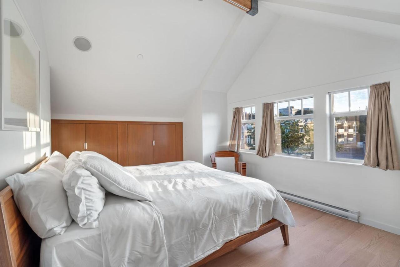 Beautiful, Newly Renovated Creek Apartment