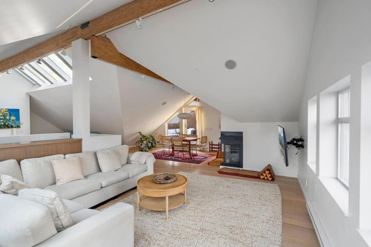 Beautiful, Newly Renovated Creek Apartment *