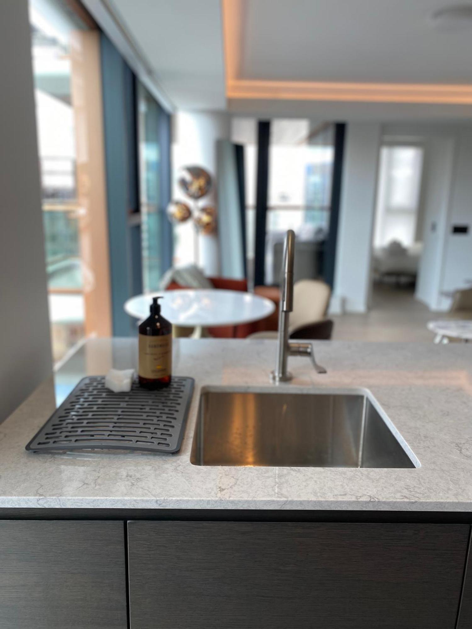 Brand New Modern 2 Bedroom In Heart Of Downtown Apartment Vancouver