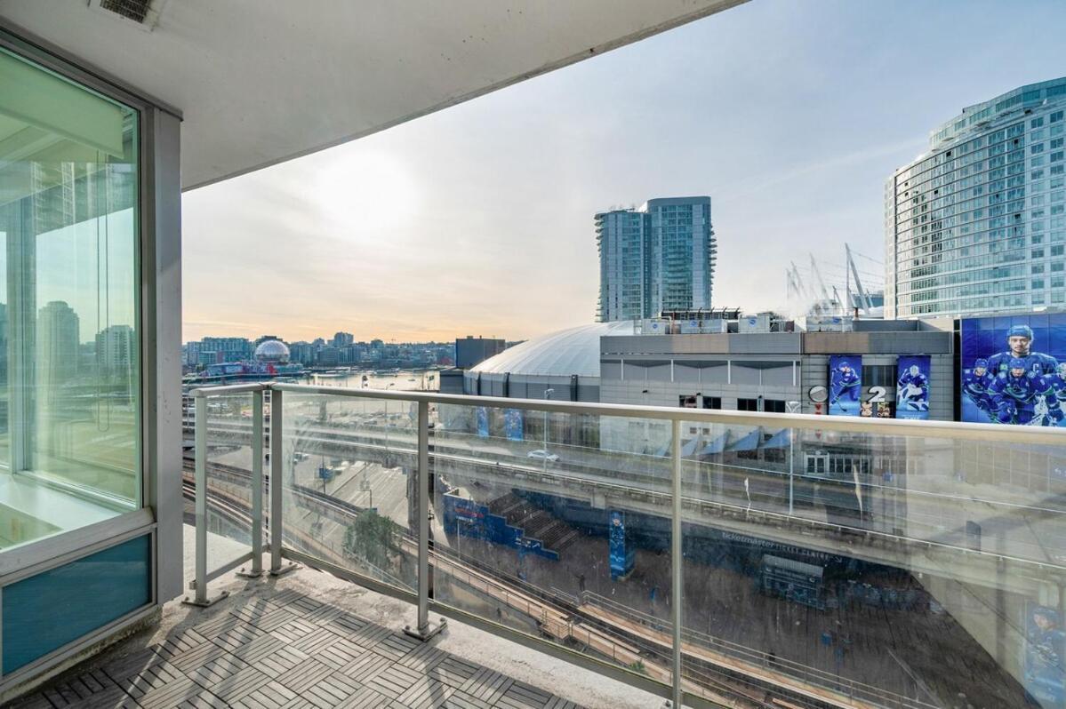 Apartment Bright 3br Downtown W Pool & Gym Vancouver