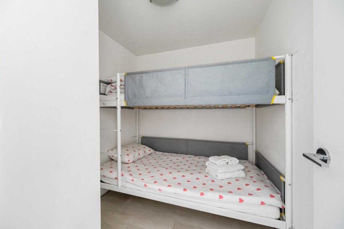 Bright 3br Downtown W Pool & Gym * Vancouver