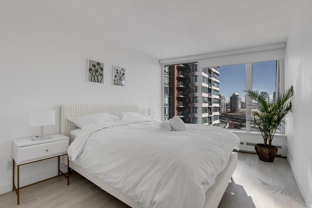 Bright 3br Downtown W Pool & Gym Apartment