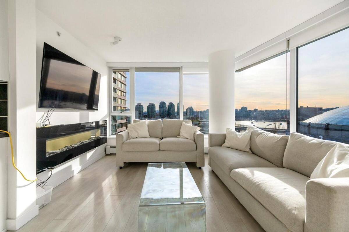 Bright 3br Downtown W Pool & Gym Apartment *