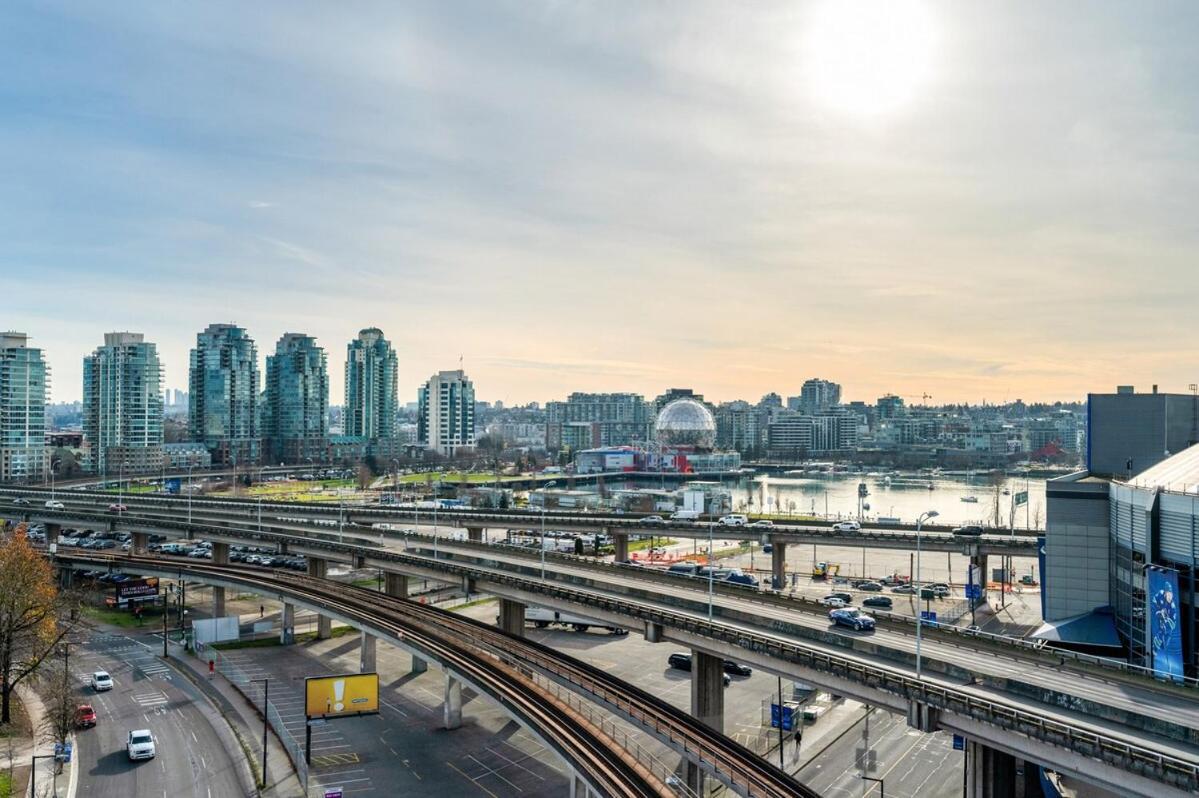 Apartment Bright 3br Downtown W Pool & Gym Vancouver