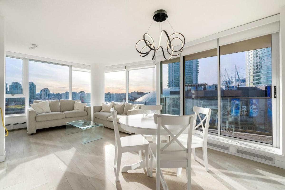 Bright 3br Downtown W Pool & Gym Vancouver