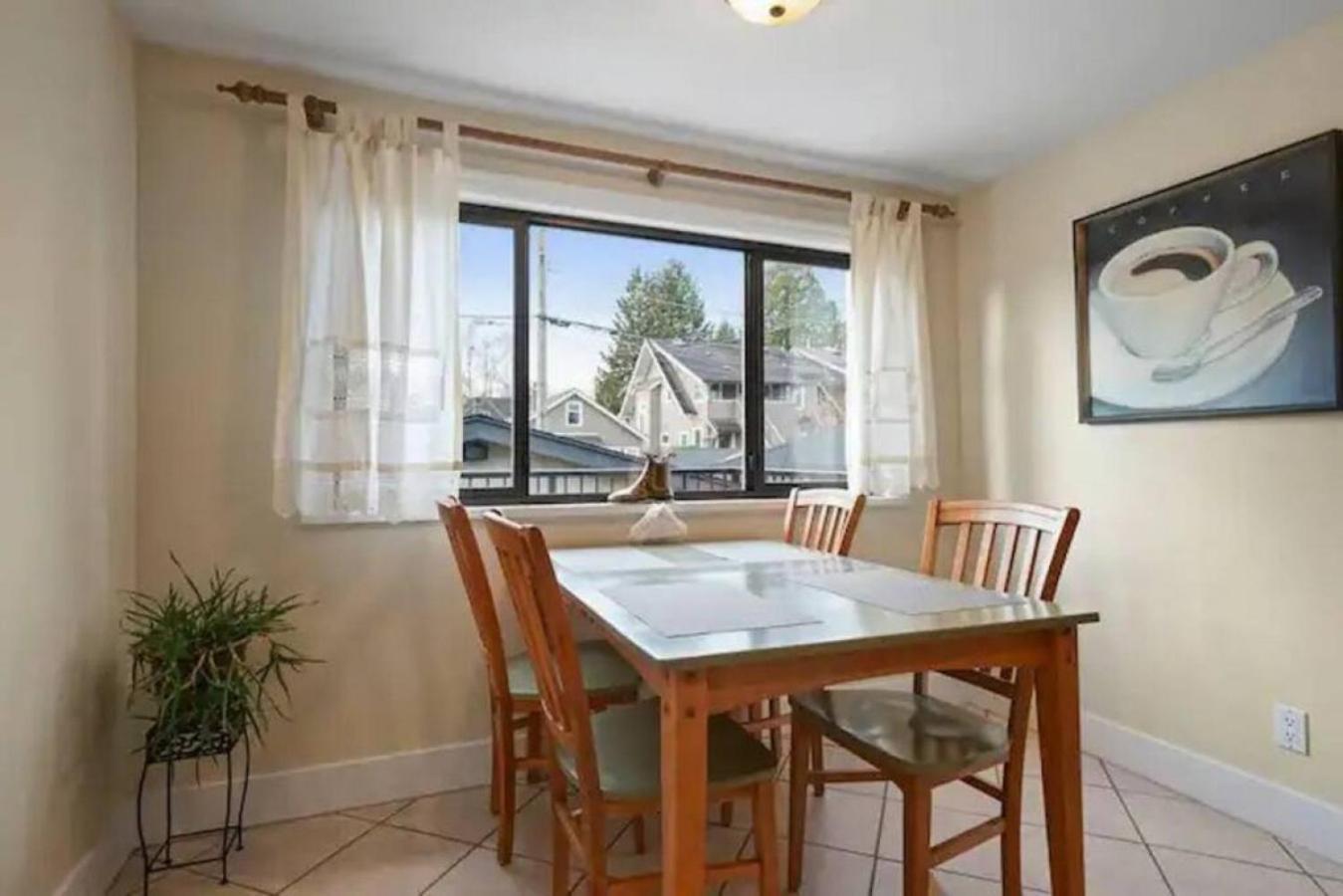 Lovely 2 Bedroom Kits - Walk To The Holiday home Vancouver