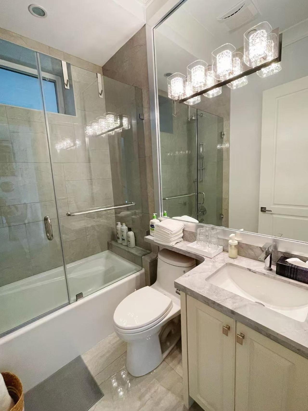 Guest Bedrooms In West Vancouver