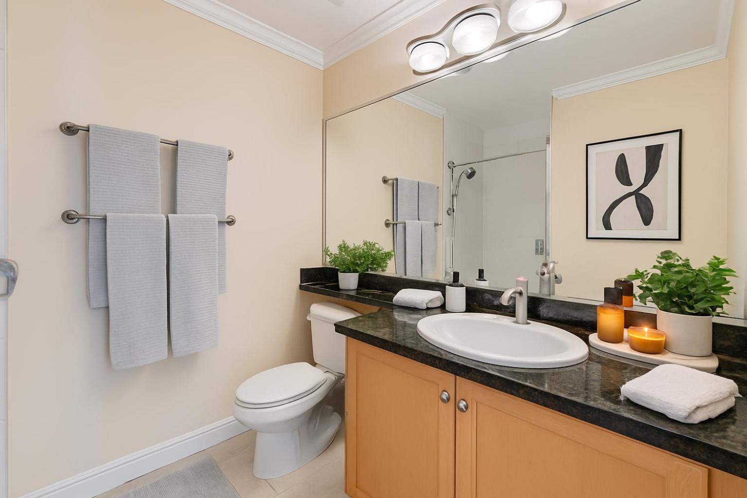 Stylish 2br Getaway With Grand Jacuzzi And Comfort Apartment