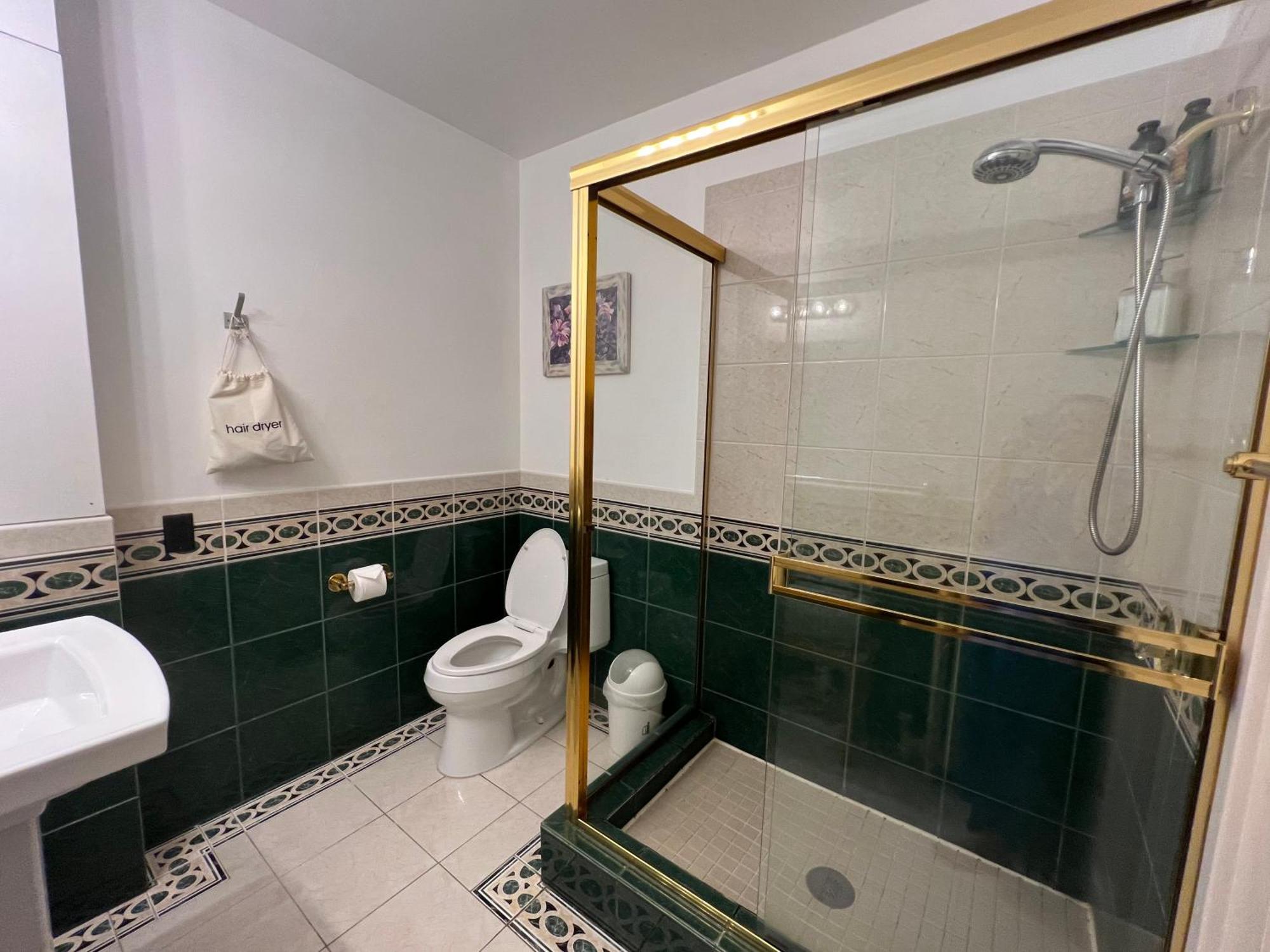 Apartment Shaughnessy Gem- Historic Villa- 5 Bedroom 3 Ba- Near Attraction *