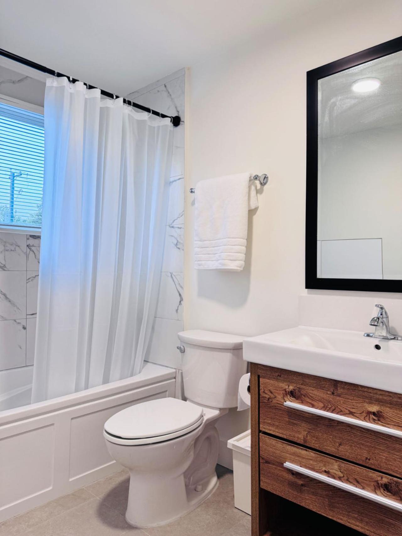 Guest house Deluxe Master Queen Bedroom Private Bathroom In West Vancouver