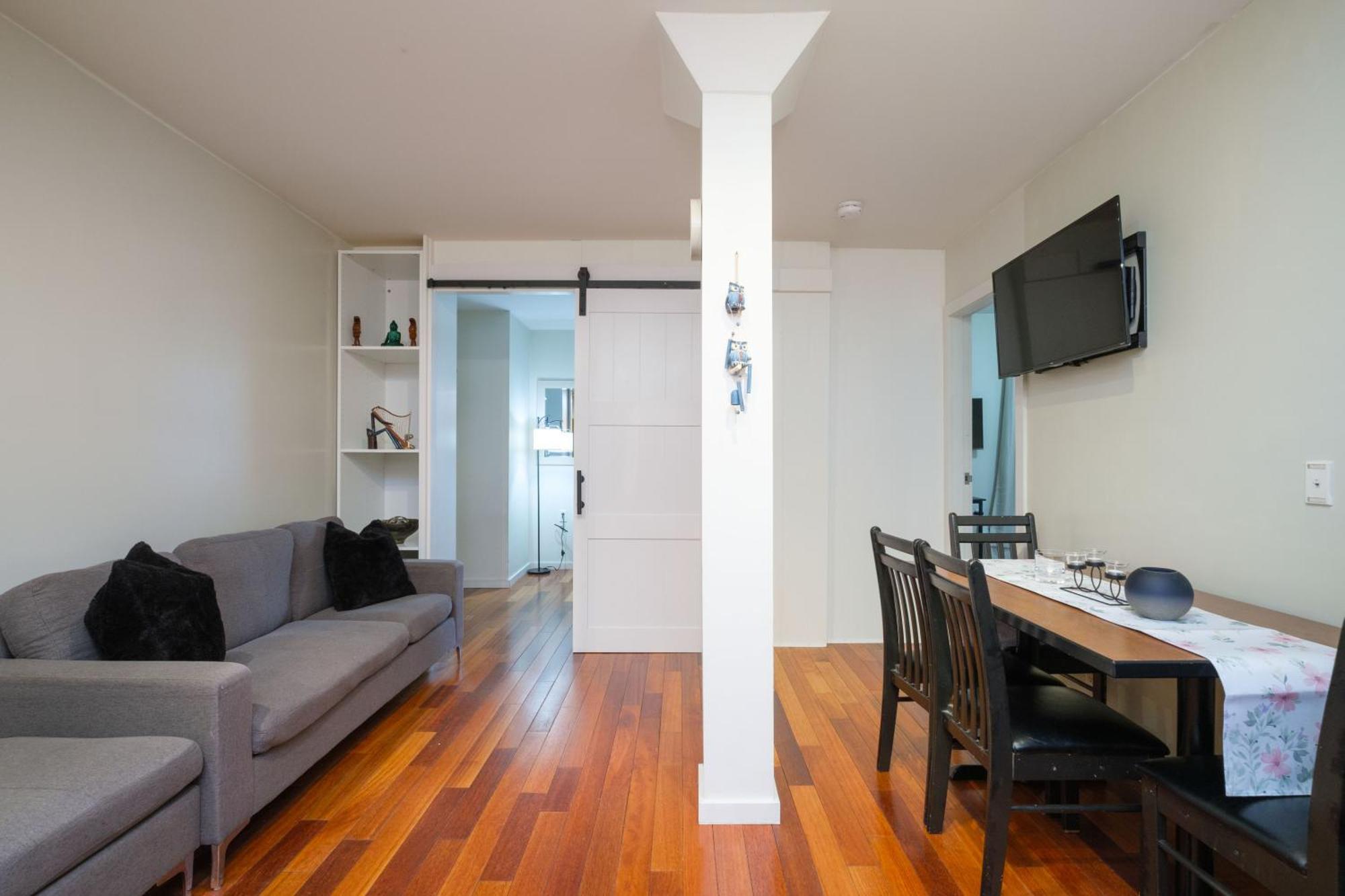 Apartment Loft Stylish Near Everything Vancouver