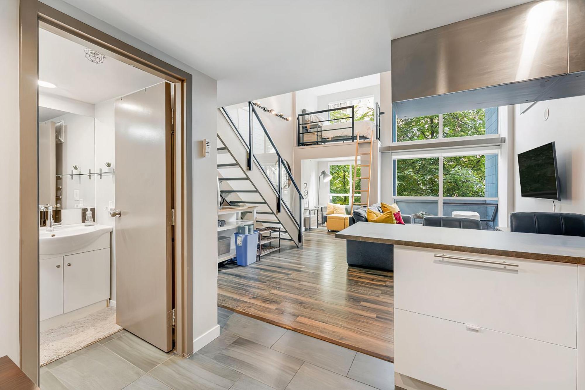 Stunning 2 Bedroom Loft In Downtown - Amazing Location * Vancouver