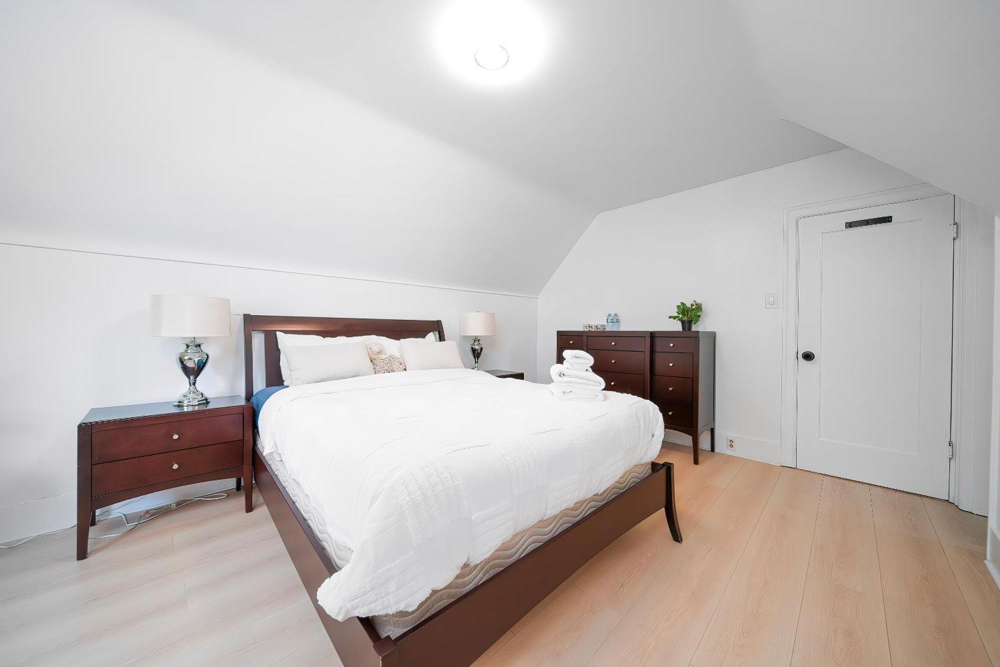 Homestay Cozy Four Bedroom House In West *