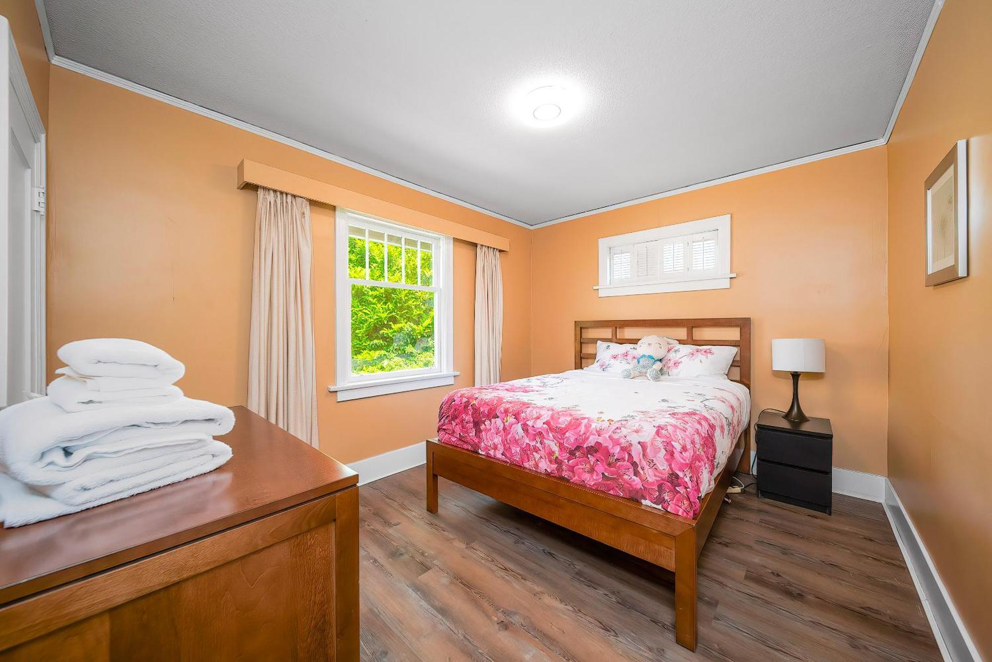 Cozy Four Bedroom House In West * Vancouver