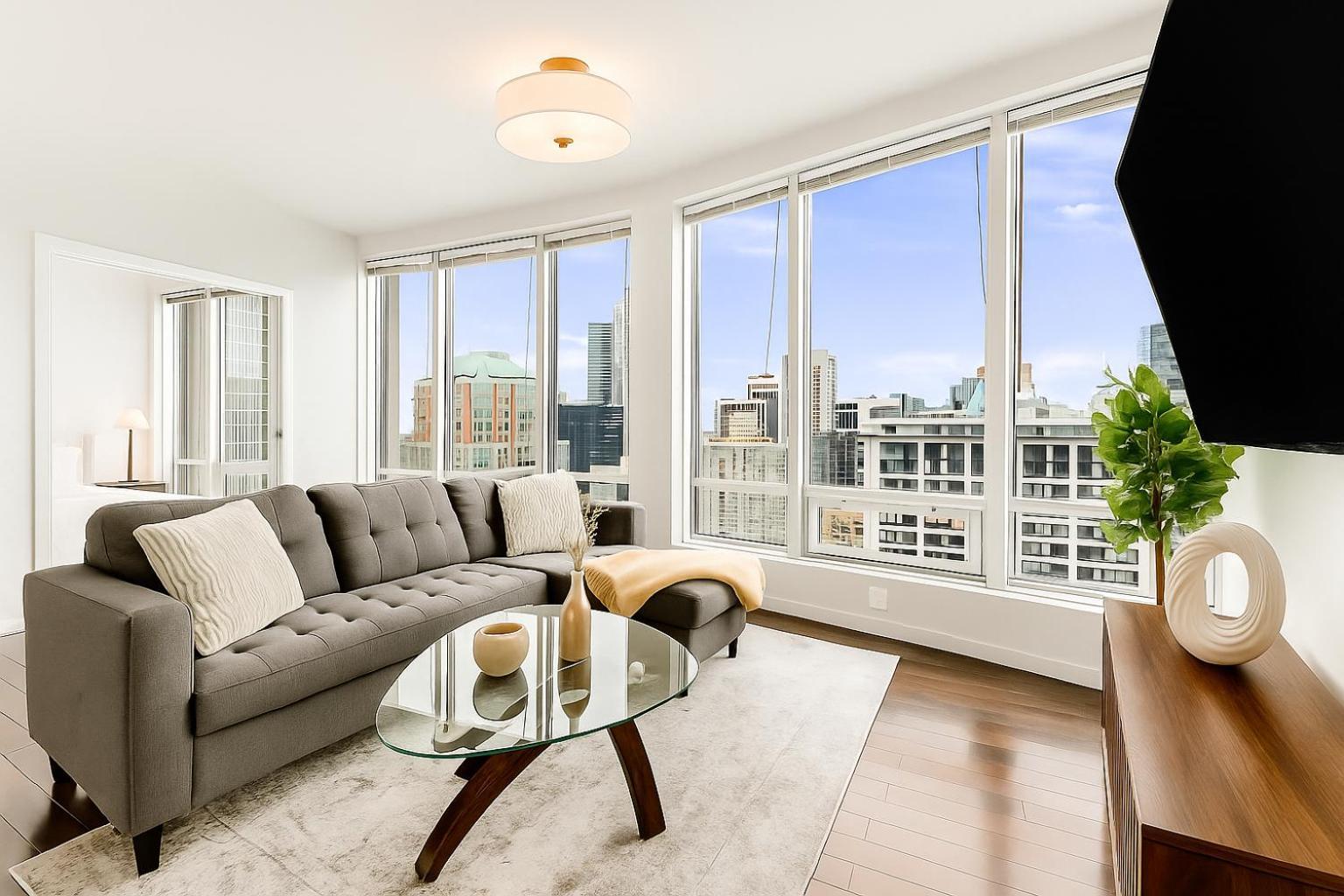 Apartment Central 2-Bedroom Apartment With Great Views Walkable Location