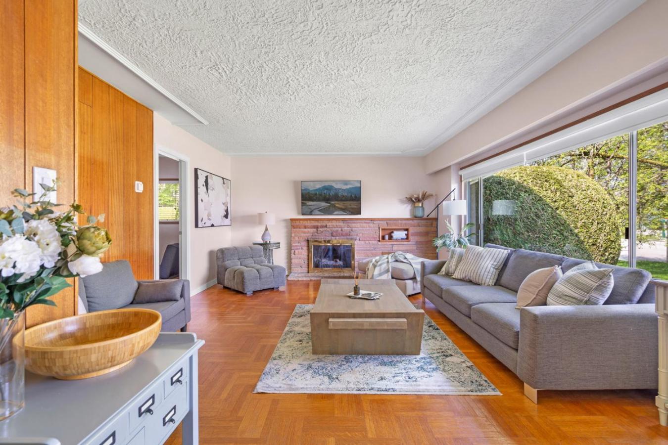 Spacious With Indoor Pool Vancouver